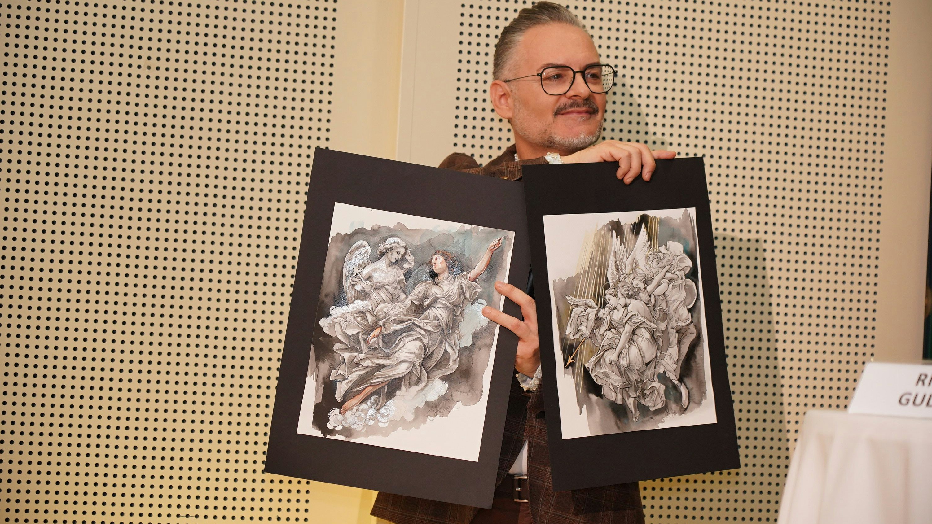 Thaddeus Strassberger gewährt erste Einblicke in die skulpturhaften Kostüme.