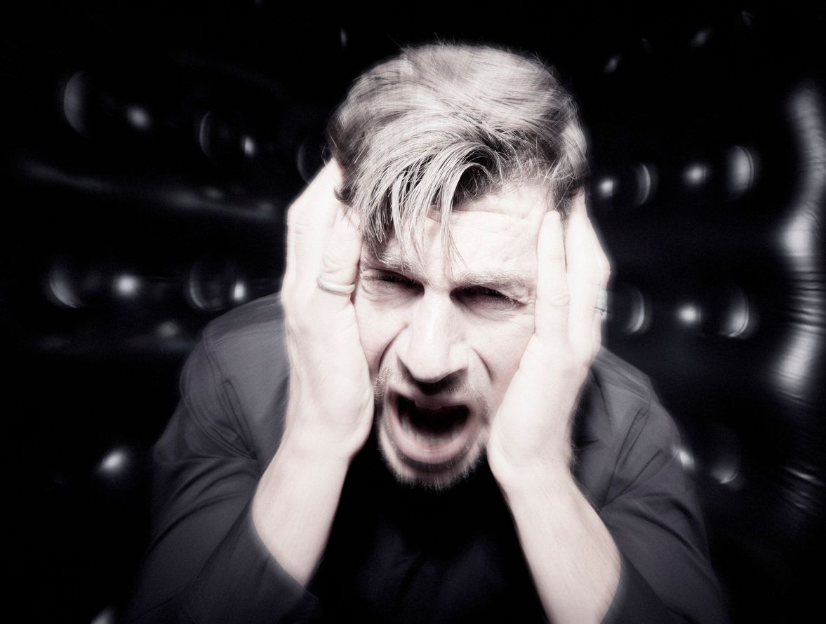 Die Symptome einer Panikattacke treten plötzlich auf, zeigen eine große Bandbreite an körperlichen Beschwerden und Ängsten und sind von Mensch zu Mensch verschieden.