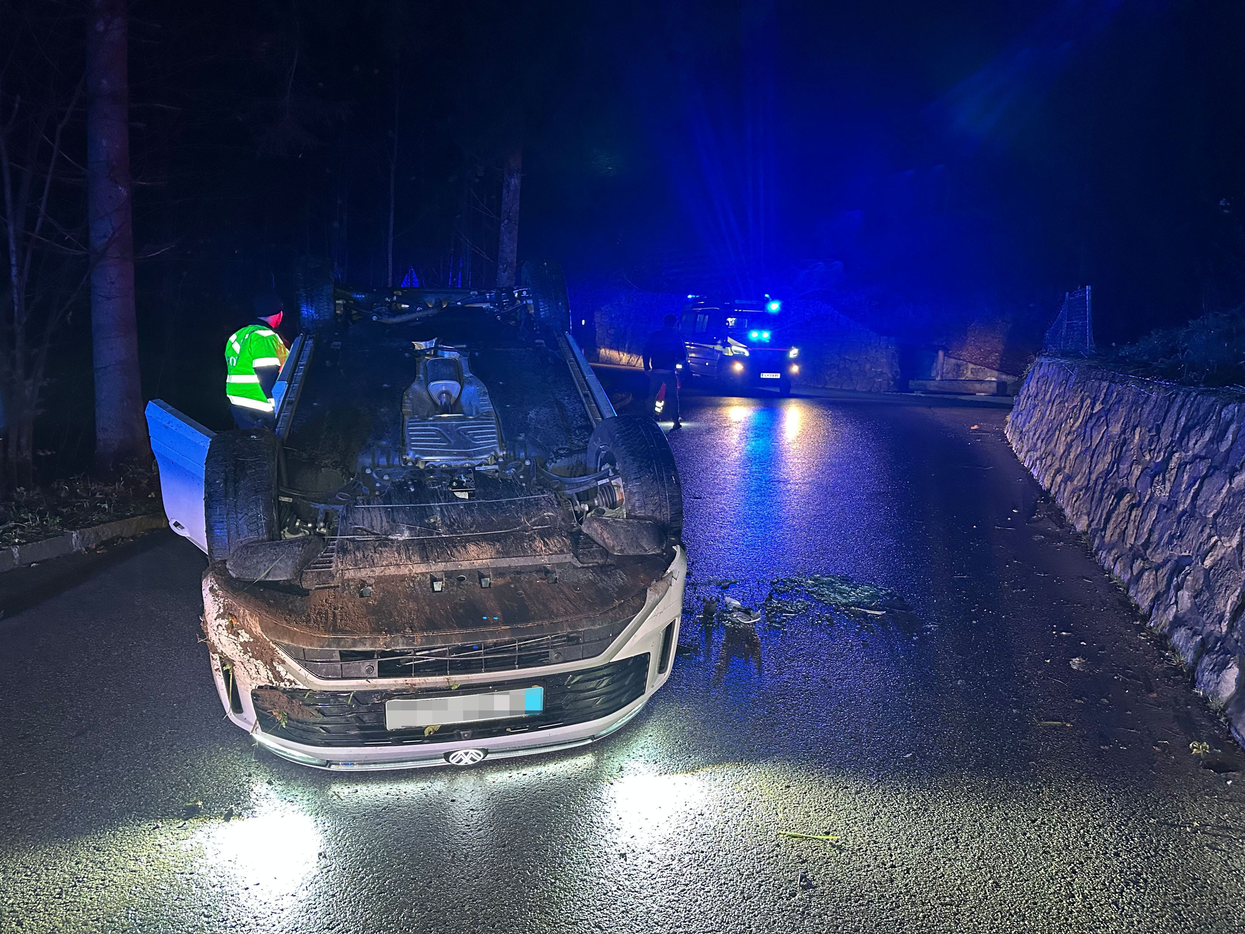 Der Pkw überschlug sich und blieb auf dem Dach liegen.