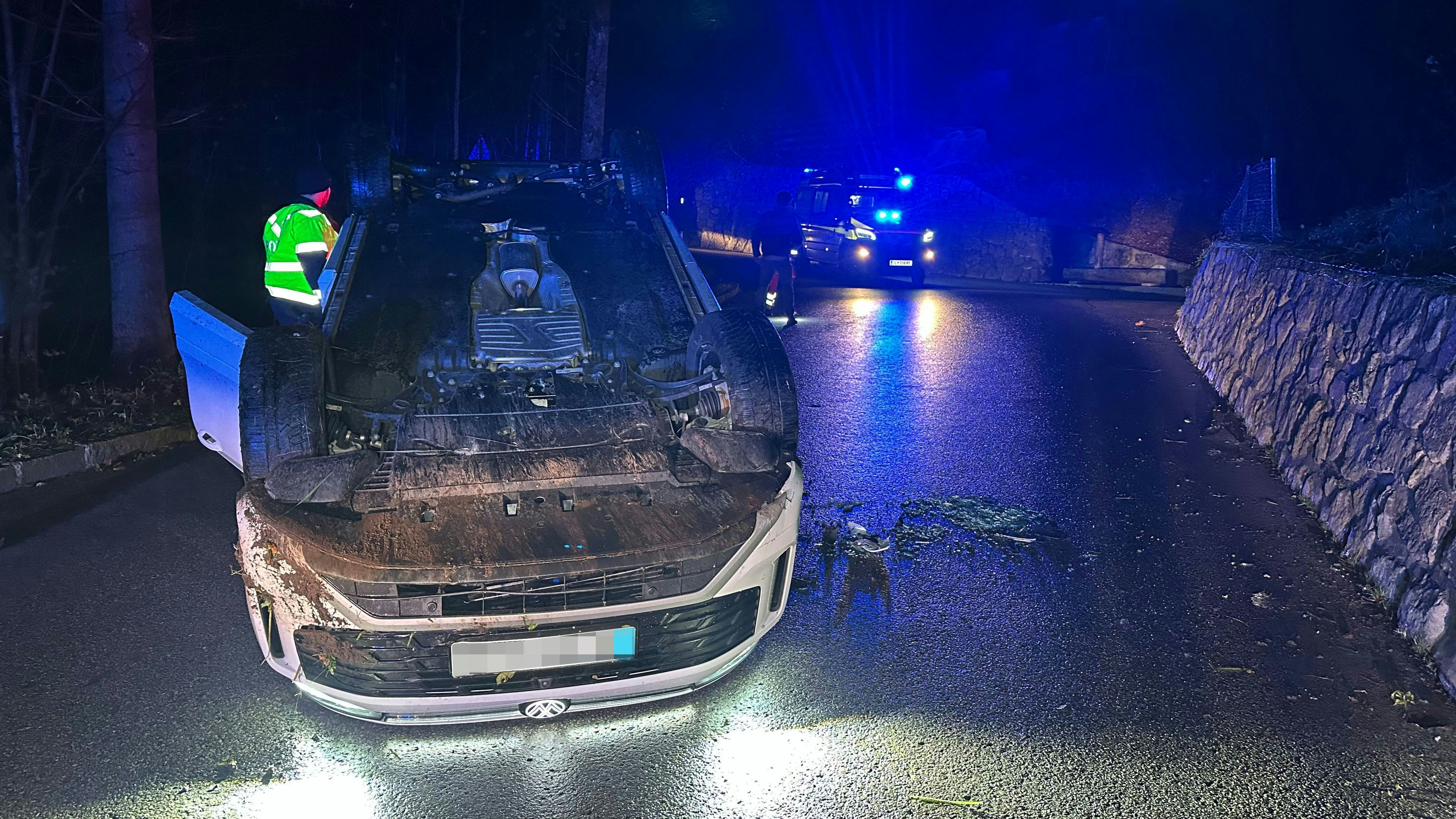 Der Pkw überschlug sich und blieb auf dem Dach liegen.
