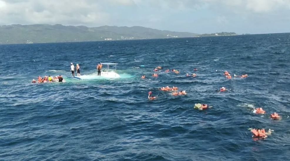 Ein Ausflugskatamaran versank im Meer. Die Touristen hatten zum Glück Rettungswesten an.