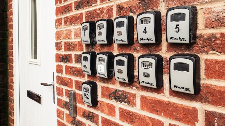 Airbnb ist 78 Milliarden Dollar wert, aber die Bäume wachsen nicht mehr in den Himmel. In vielen Städten rebellieren die Einwohner. Nun möchte Brian Chesky, Mitbegründer des Unternehmens, mehr als nur ein Bett zum Schlafen anbieten. Auch ein Autoverleih soll kommen.