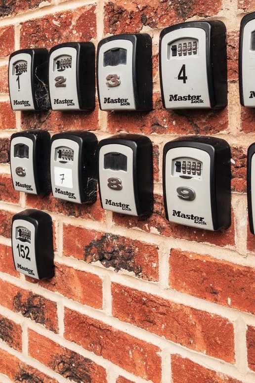 Anziehungspunkt, gleichzeitig das Symbol für Ärger von Anwohner: die Schlüsselkästchen von Airbnb