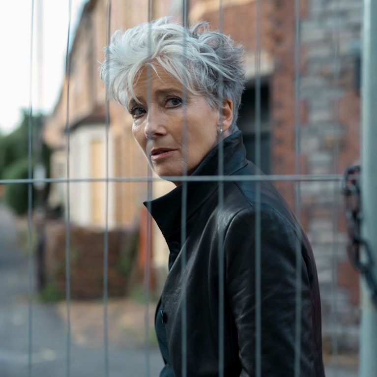 In der zweiten Serien-Adaption nach Bestseller-Autor Mick Herron ("Slow Horses") gibt Oscar-Gewinnerin Emma Thompson einen weiblichen Jackson Lamb. "Down Cemetery Road" ist noch kein großes Streaming, könnte es aber werden. Ab sofort auf Apple TV+.