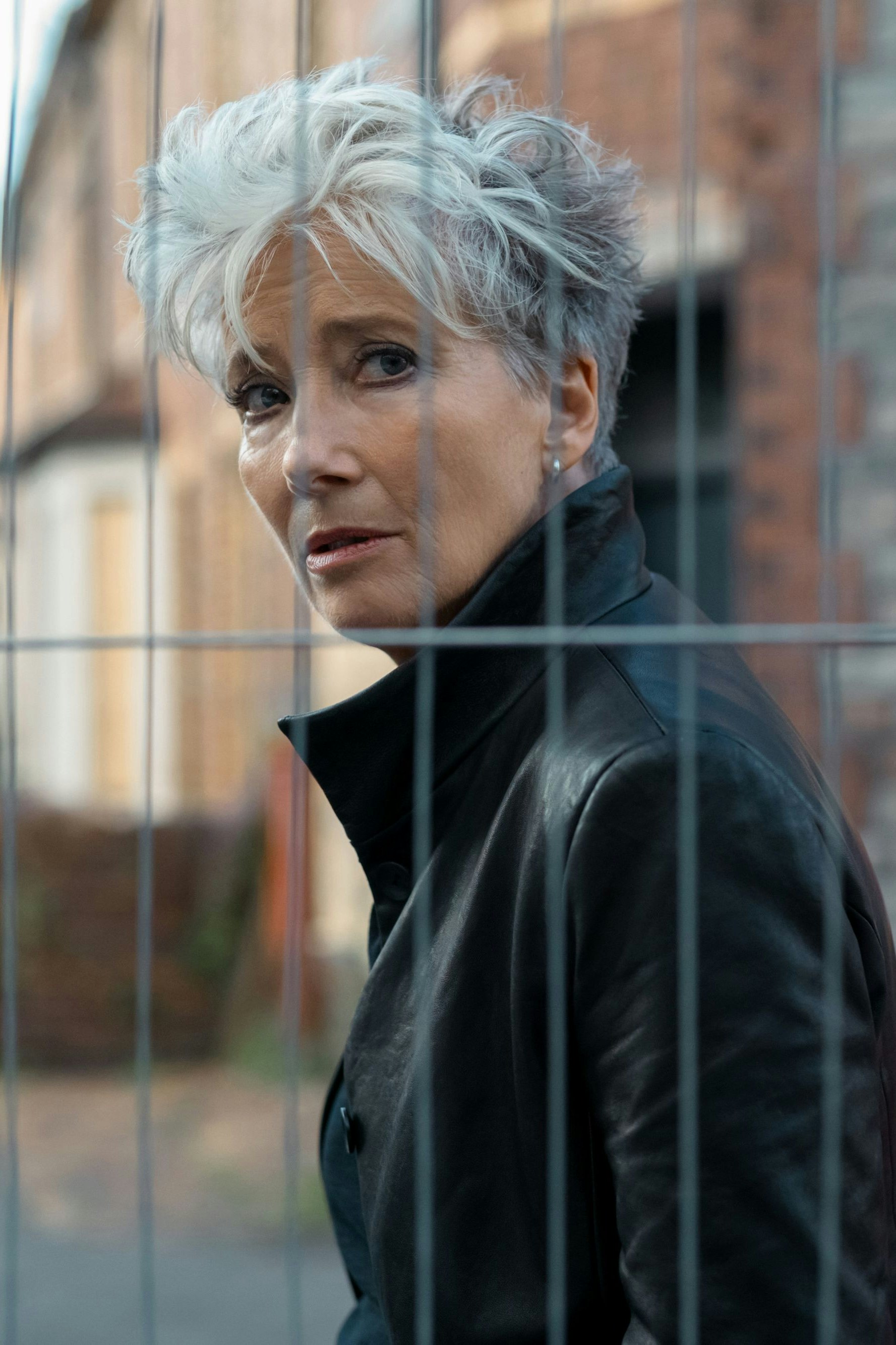 Hätte Sie sie erkannt? Oscar-Gewinnerin Emma Thompson mit Lederjacke und Pixie-Cut-Frisur als Privatdetektivin Zoë Boehm in "Down Cemetery Road"