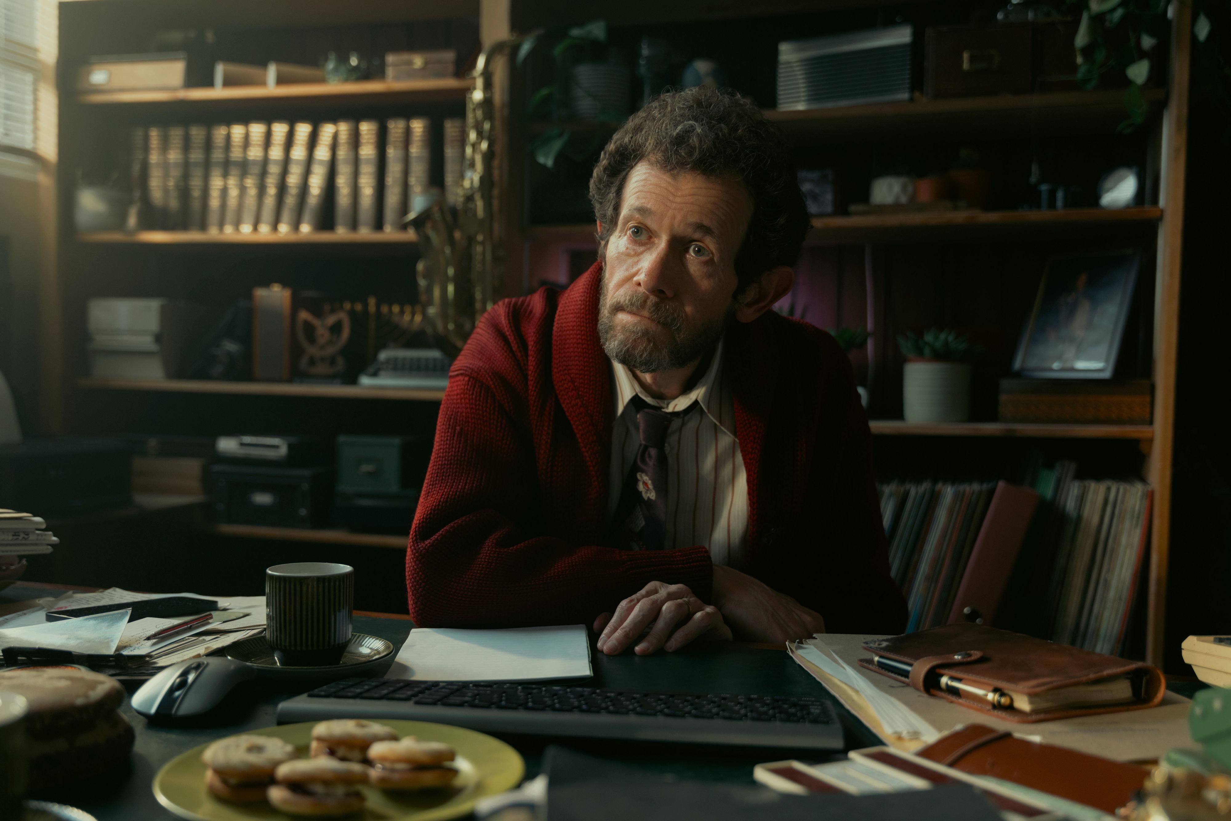 Zoës Ehemann Joe (Adam Godley) glaubt Sarah und will ihr helfen, bald darauf ist er tot