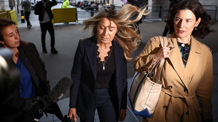 Die öffentlich-rechtliche BBC fälschte eine Doku über Donald Trump. Nun droht der US-Präsident den Briten mit einer Klage auf 1 Milliarde US-Dollar Entschädigung und setzte ein Ultimatum mit 14. November. Die Hintergründe einer Affäre, die tief blicken lässt.