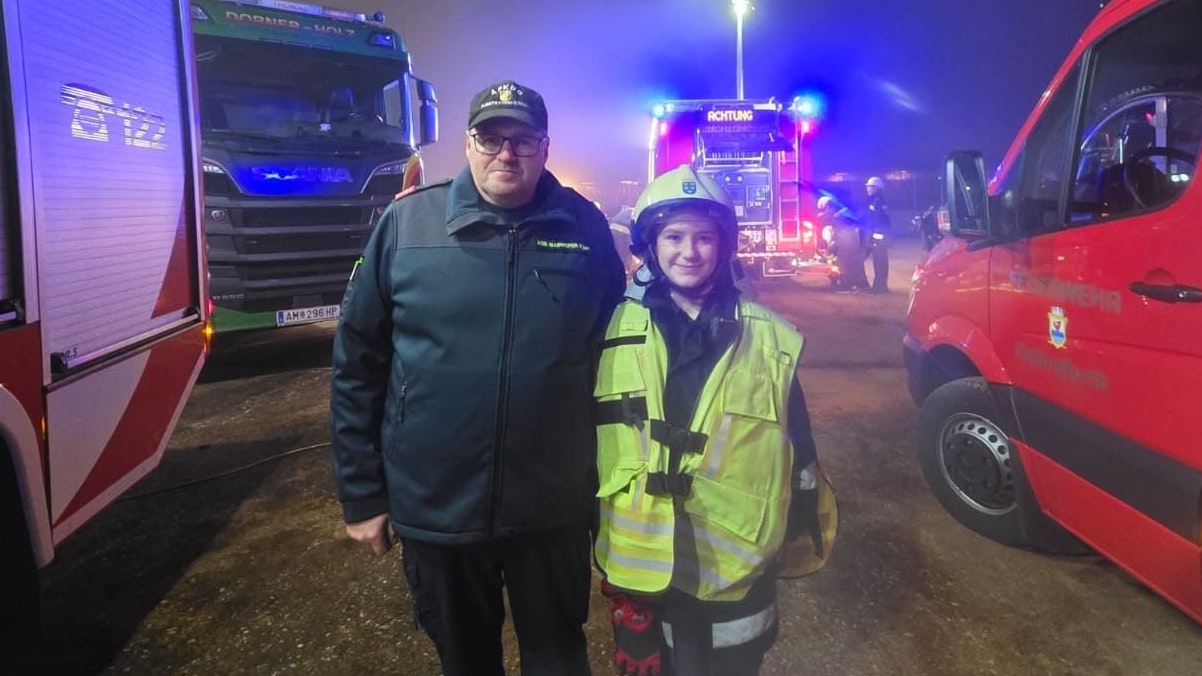 Elina mit Franz Mairhofer, Abschnittssachbearbeiter Jugend.