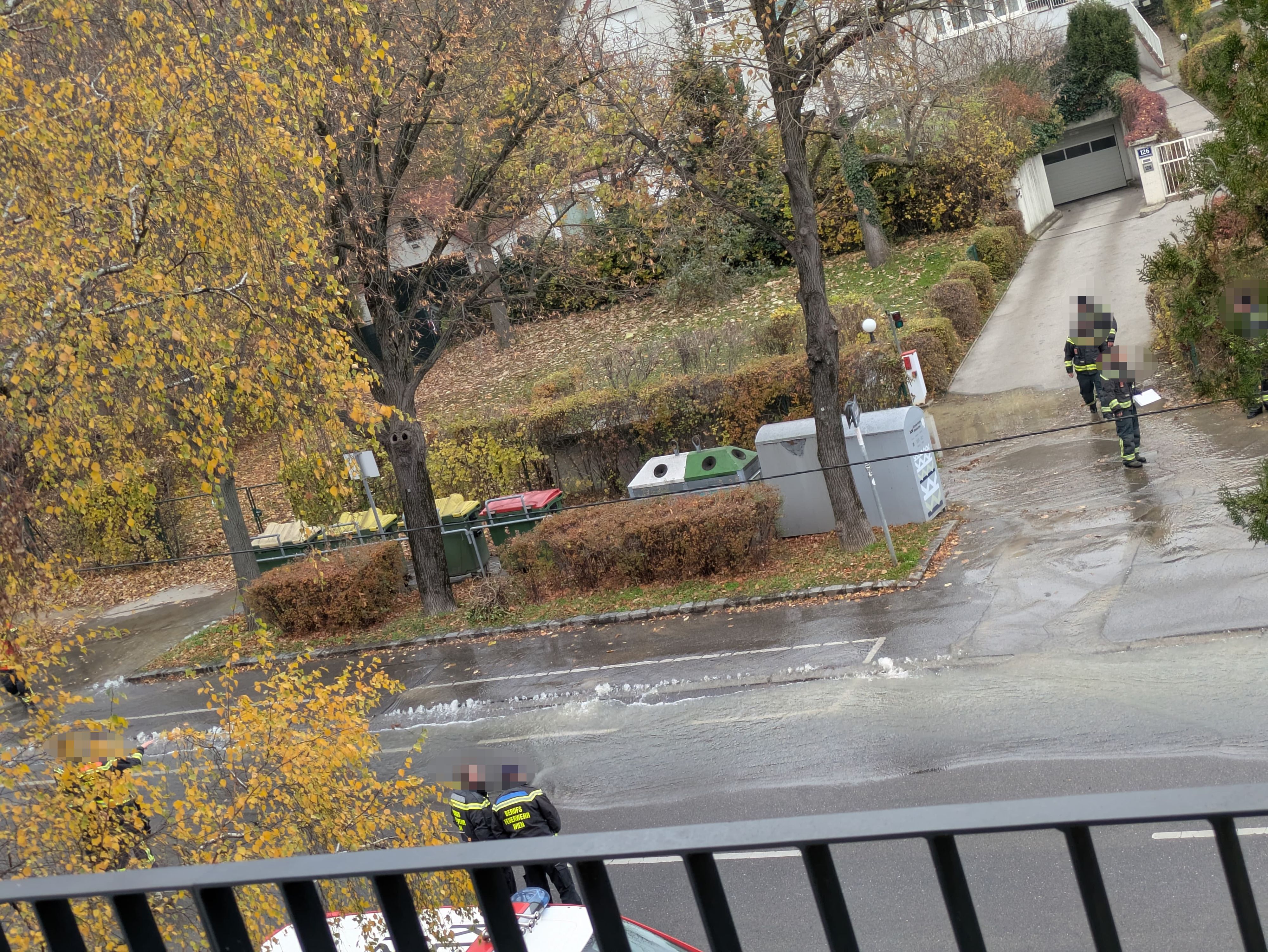 Im Bereich der Krottenbachstraße kam es heute zu einem Wasserrohrbruch.