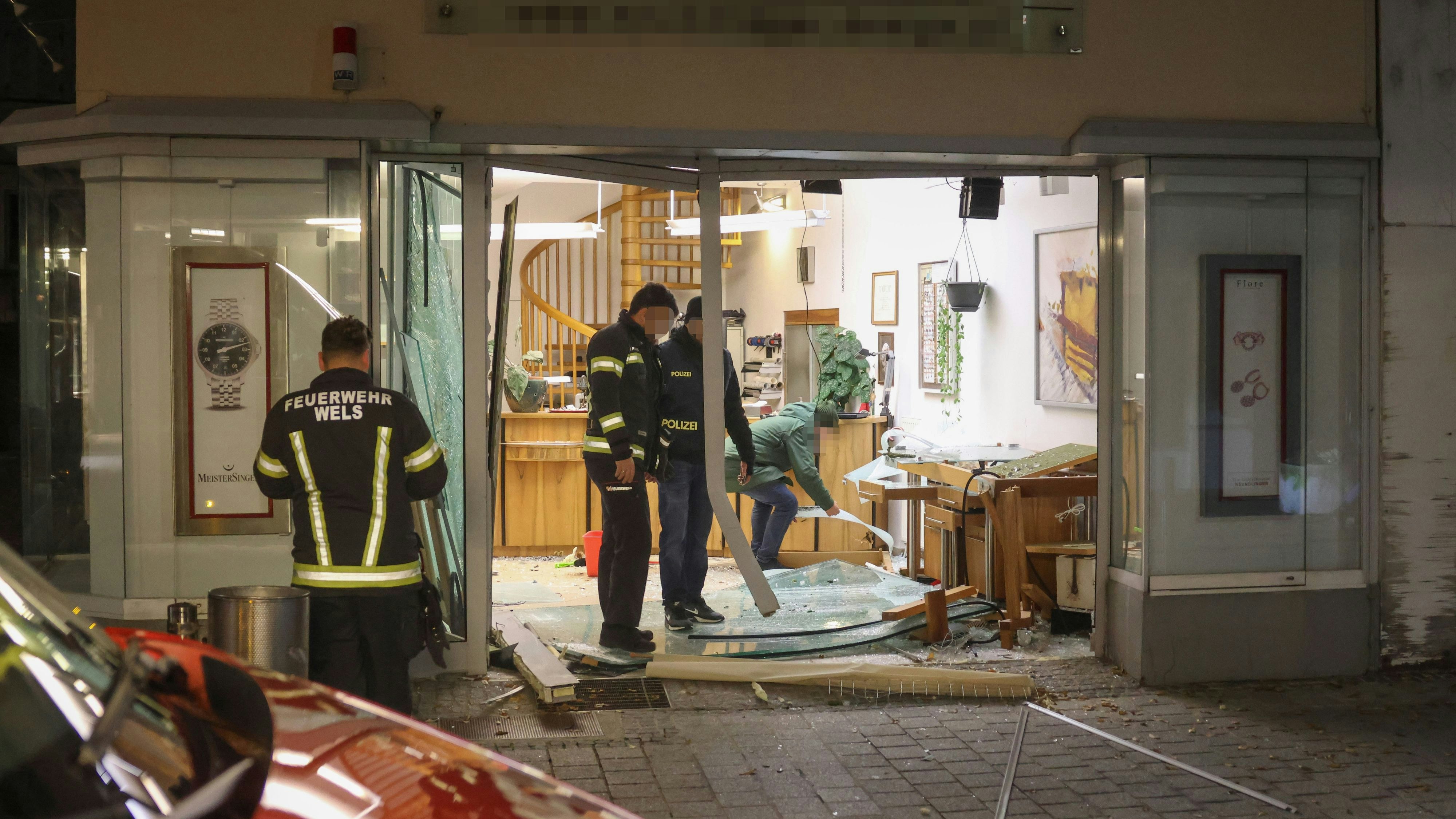 Heute.at - Bande rammt Goldschmied mit Auto – totale Verwüstung
