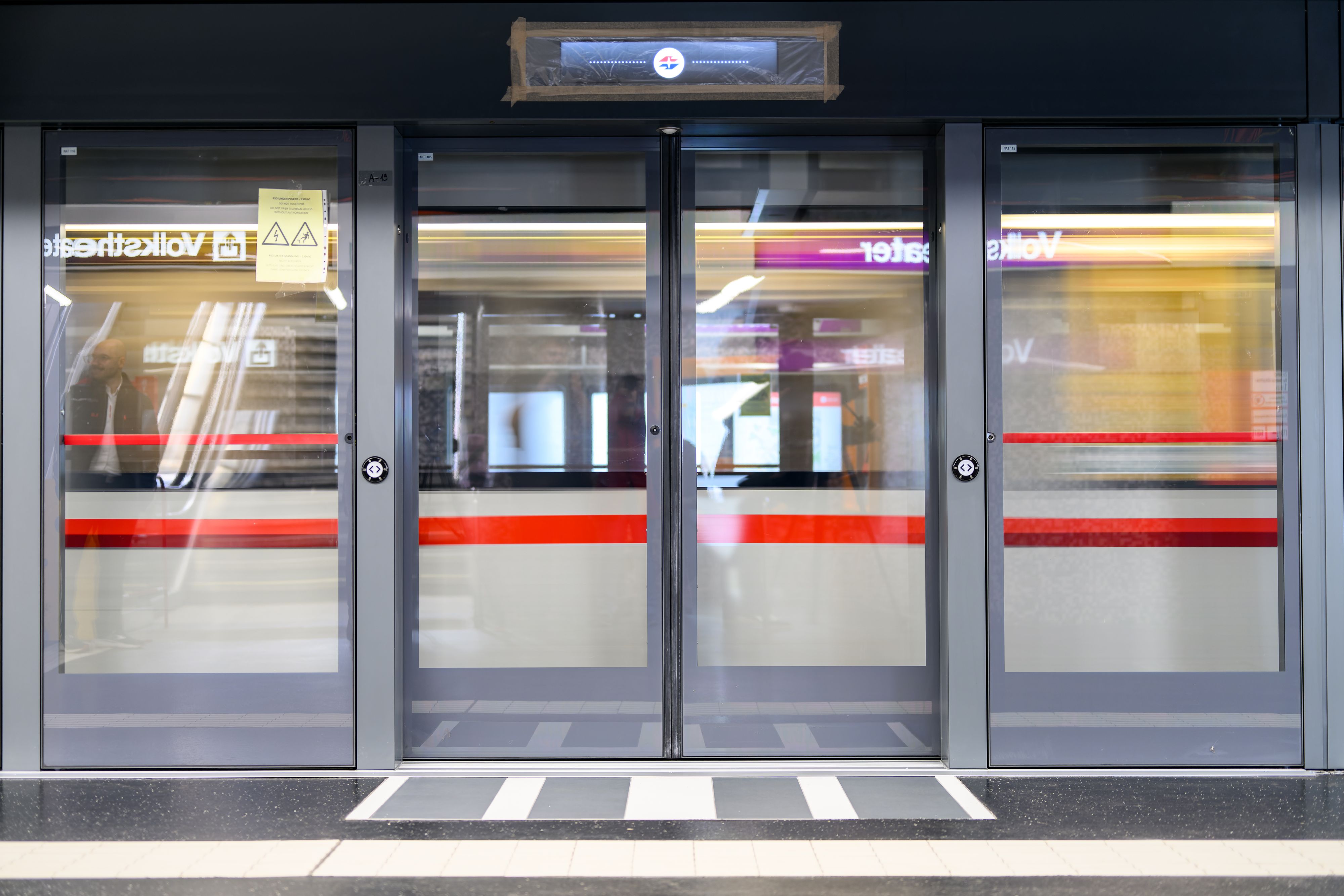 In den vier U2-Stationen entlang der "Zweierlinie" wurden bereits die automatischen Bahnsteig-Türen für die selbstfahrende U5 eingebaut