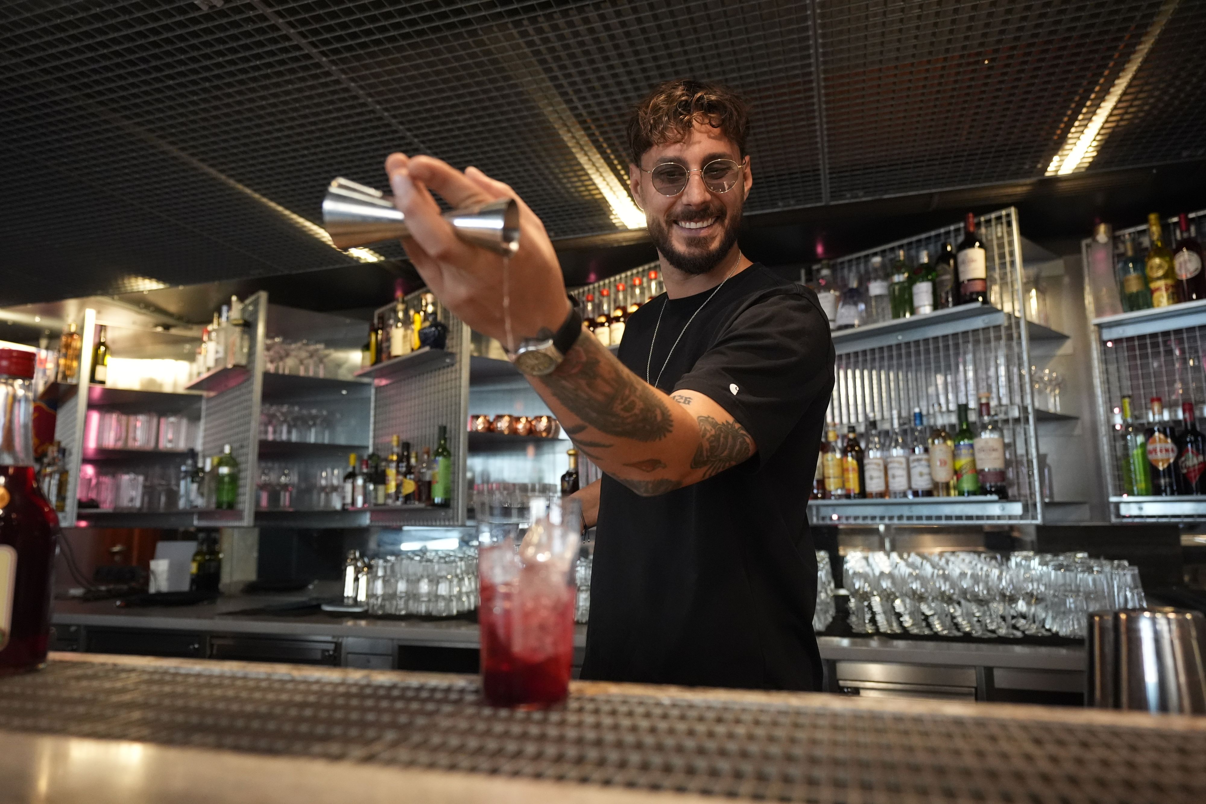 Luca Formisano mixt einen Klassiker der Bar Ribelle – das 