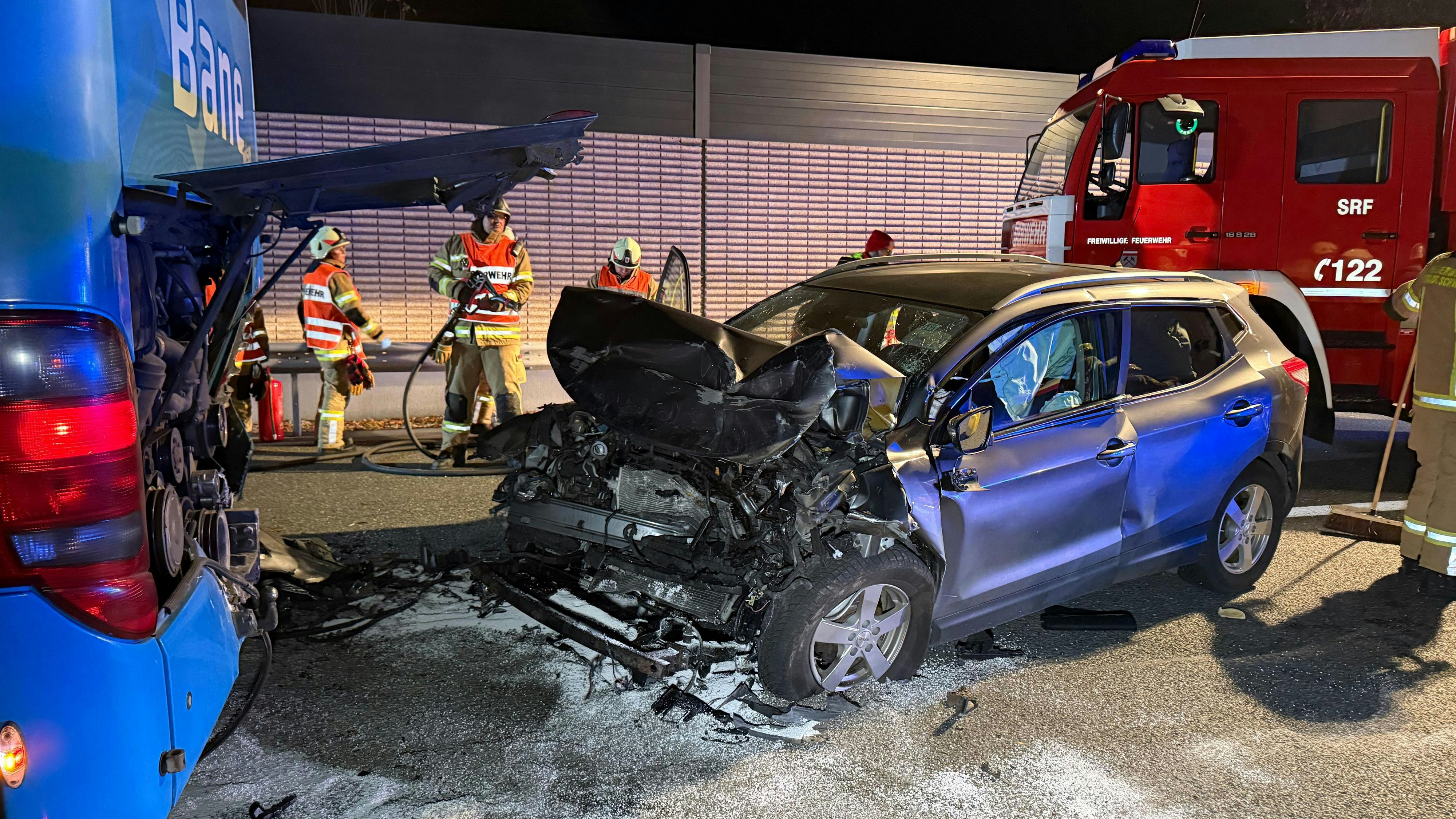 Heute.at - Autofahrer donnert auf der A12 in stehenden Reisebus