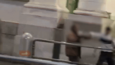 Heute.at - Teenies schlagen Obdachlosen vor U-Bahn-Station nieder