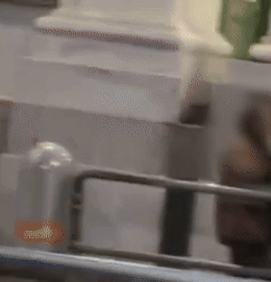 Gewalt-Exzess in Wien: Jugendliche attackieren Obdachlosen vor U6-Station. Caritas warnt vor zunehmender Gewalt gegen Obdachlose.