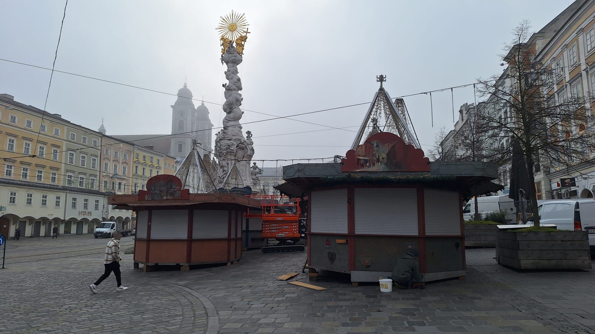 In Linz laufen die Aufbauarbeiten für die Christkindlmärkte schon auf Hochtouren. Im Bild: der Markt am Hauptplatz. In Wels wurden die Hütten so angeordnet, dass 