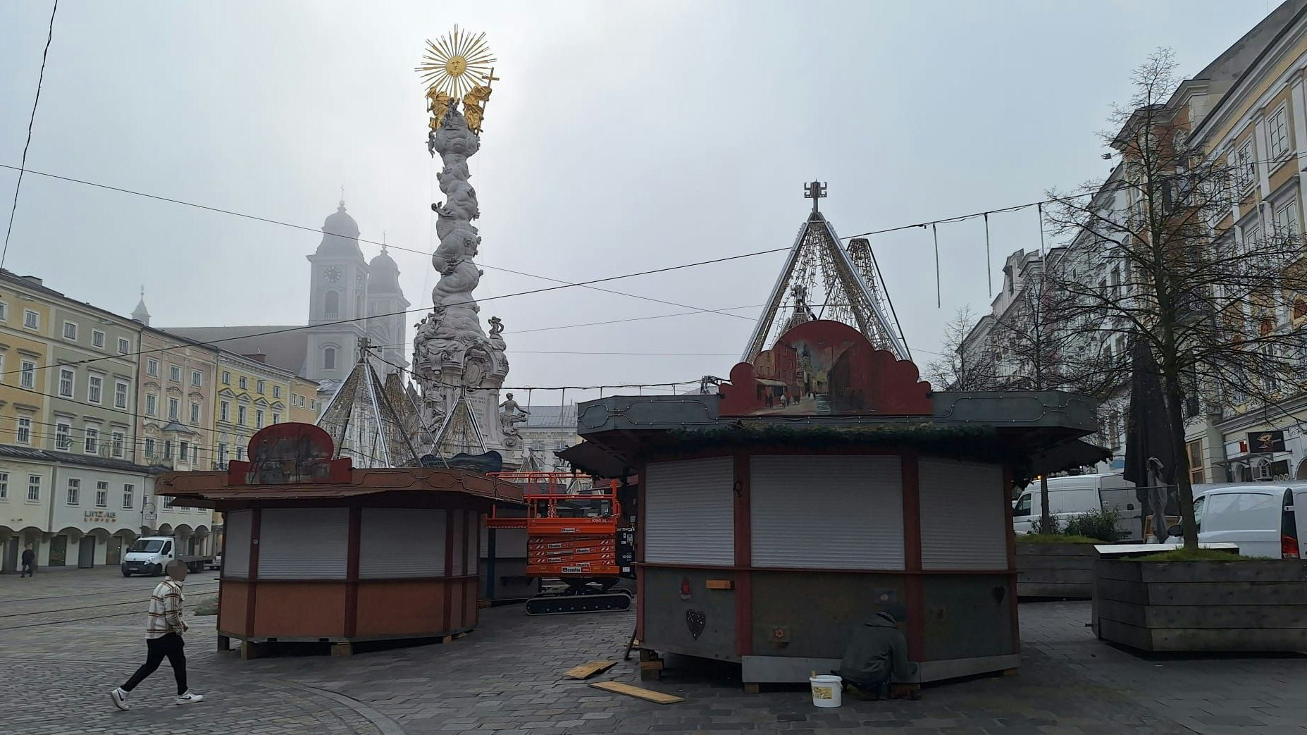 In Linz laufen die Aufbauarbeiten für die Christkindlmärkte schon auf Hochtouren. Im Bild: der Markt am Hauptplatz.