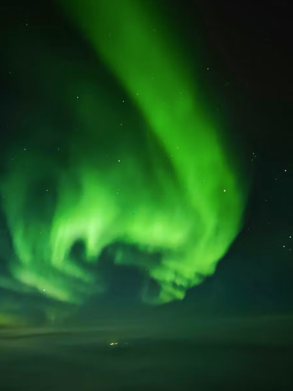 «Die Polarlichter waren trotz Mondschein sehr gut mit blossem Auge zu sehen», berichtet der News-Scout, der das Spektakel vom Flugzeug aus beobachtete.