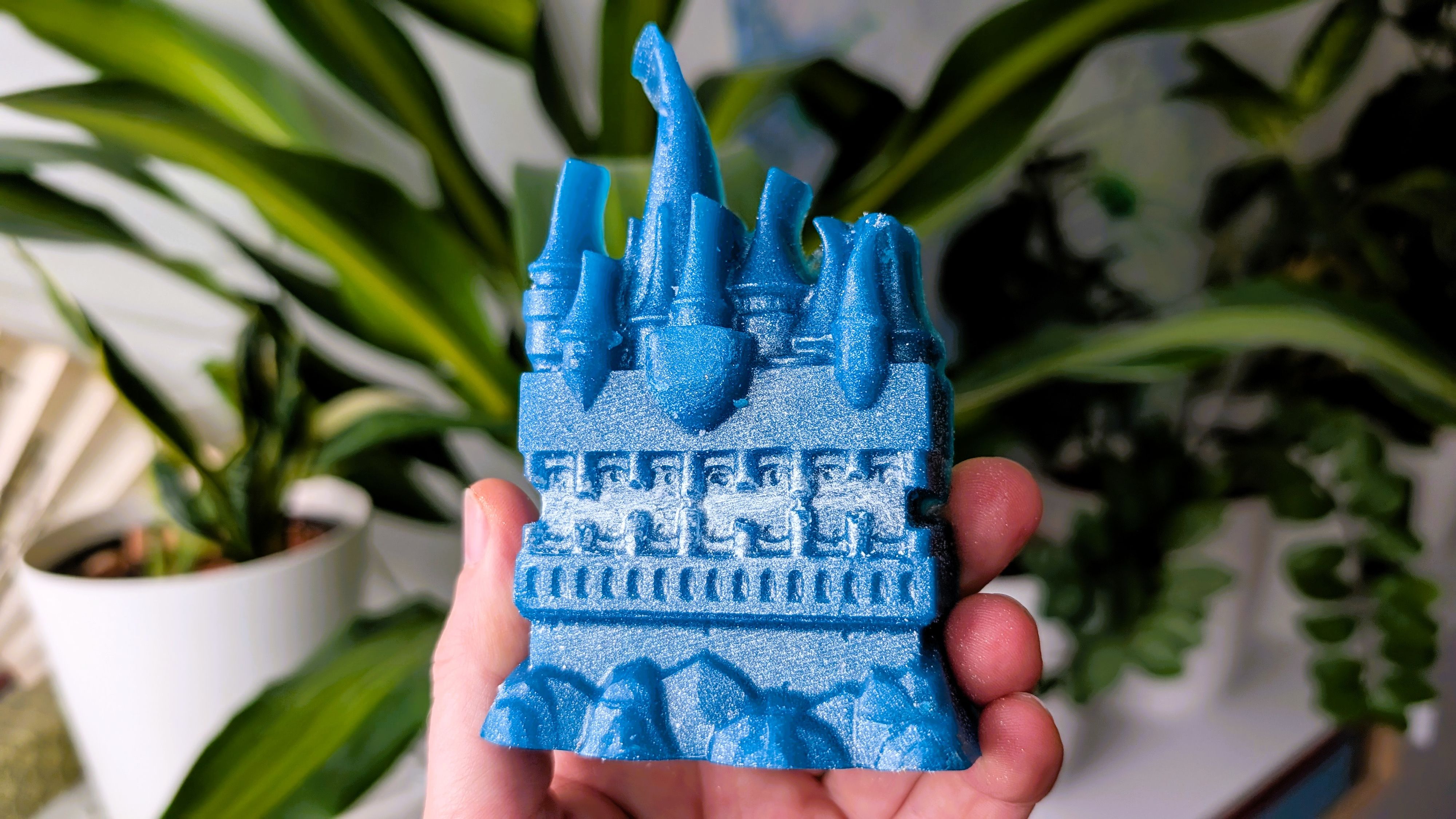 Die Kiamo Ko Castle Seife (9,50 Euro) ist optisch eines der schönsten Stücke der Wicked-Kollektion, aber auch eine der detailreichsten Seifen im Lush-Sortiment. 