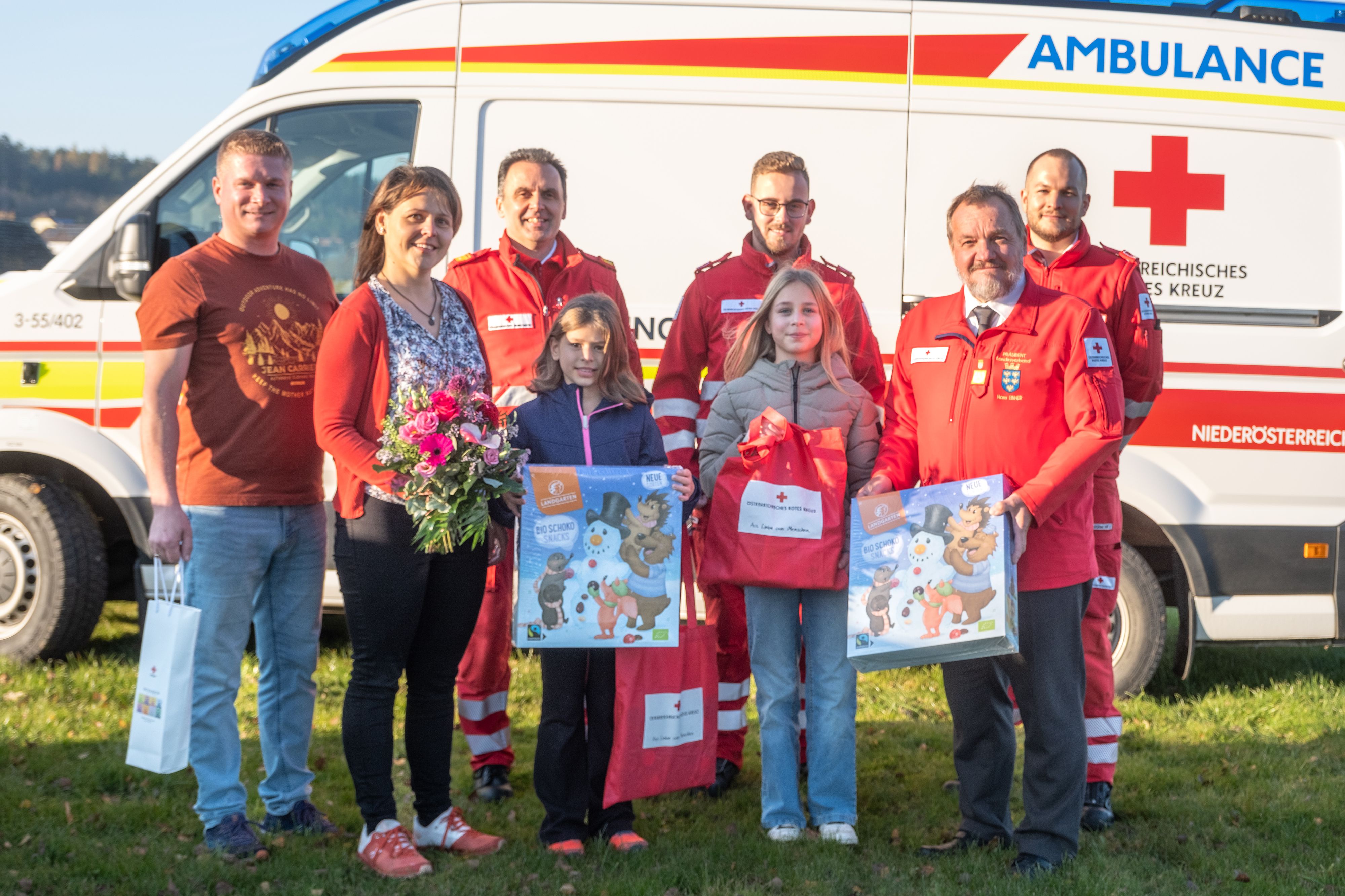 Jürgen und Marion Immervoll, Rotkreuz-Bezirksstellengeschäftsführer Johannes Zeller mit den beiden Sanitätern Anton Kanzian und Stefan Uitz (im Hintergrund) sowie Fiona, Vanessa und Präsident Hans Ebner, Rotes Kreuz NÖ.