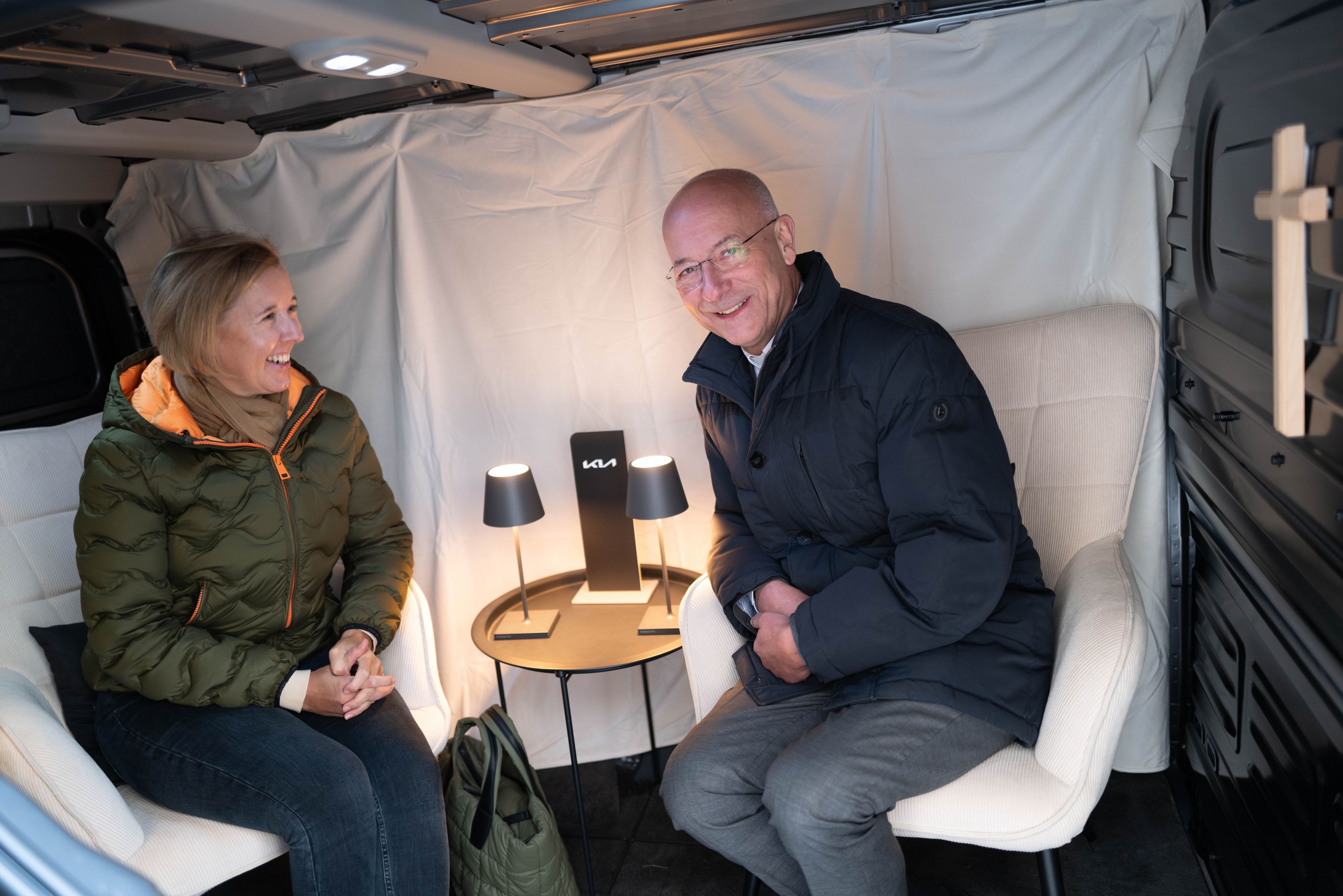 Toni Faber im PV5 als „rollender Beichtstuhl“: Mit viel Charme und Humor zeigt der Dompfarrer, wie vielseitig der neue Kia eingesetzt werden kann. 