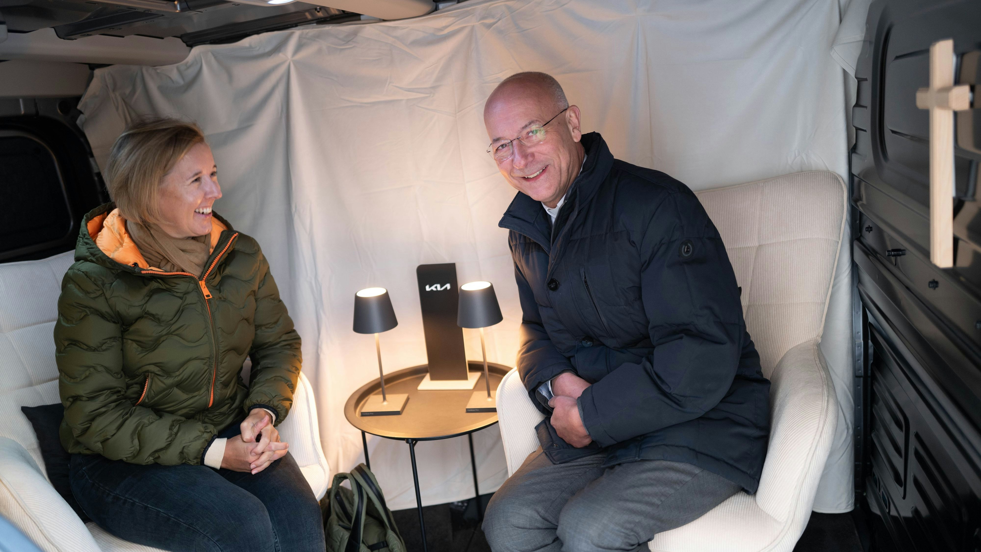 Toni Faber im PV5 als „rollender Beichtstuhl“: Mit viel Charme und Humor zeigt der Dompfarrer, wie vielseitig der neue Kia eingesetzt werden kann. 