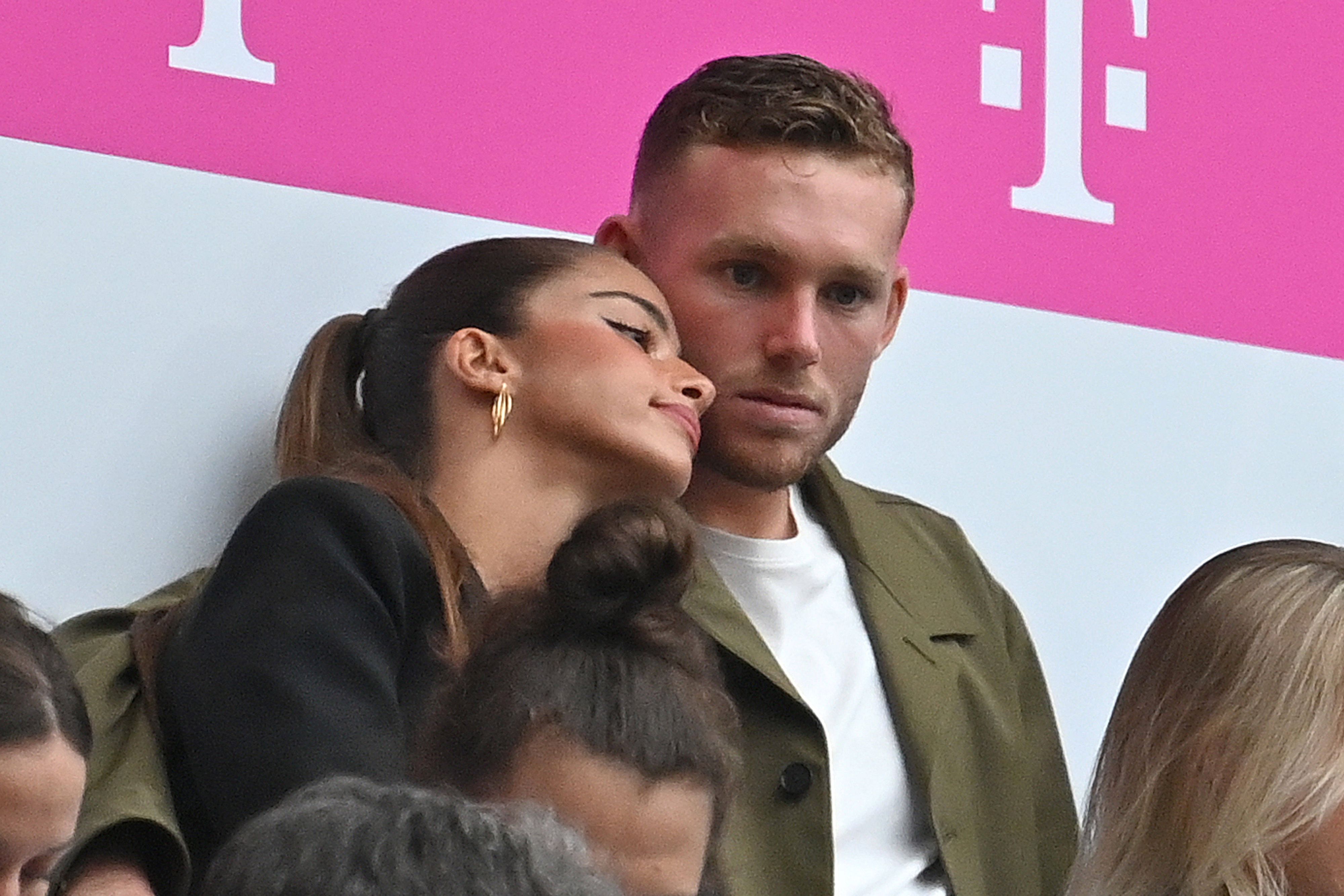 Bayerns aktuell an den HSV verliehener Tormann Daniel Peretz und seine nunmehrige Frau Noa Kirel. 