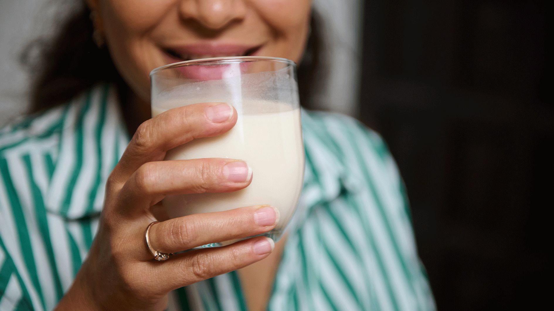 Warme Milch tut einem gereizten Rachen gut.