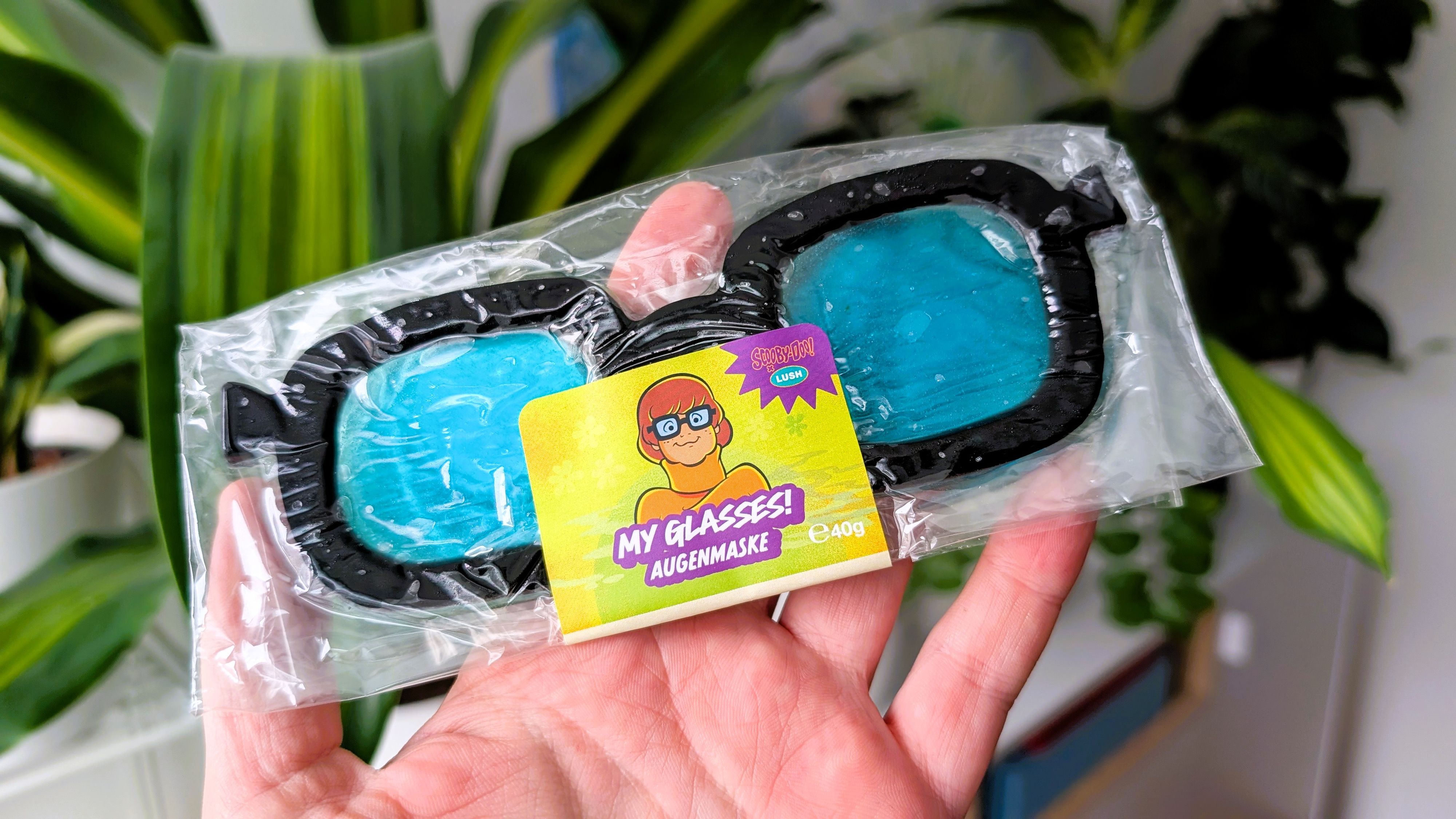 Mit der Augenmaske My Glasses! (9 Euro) beweist Lush Humor. Die Gelpads sind wie eine Brille geformt und lassen sich direkt auf die Augenpartie legen.