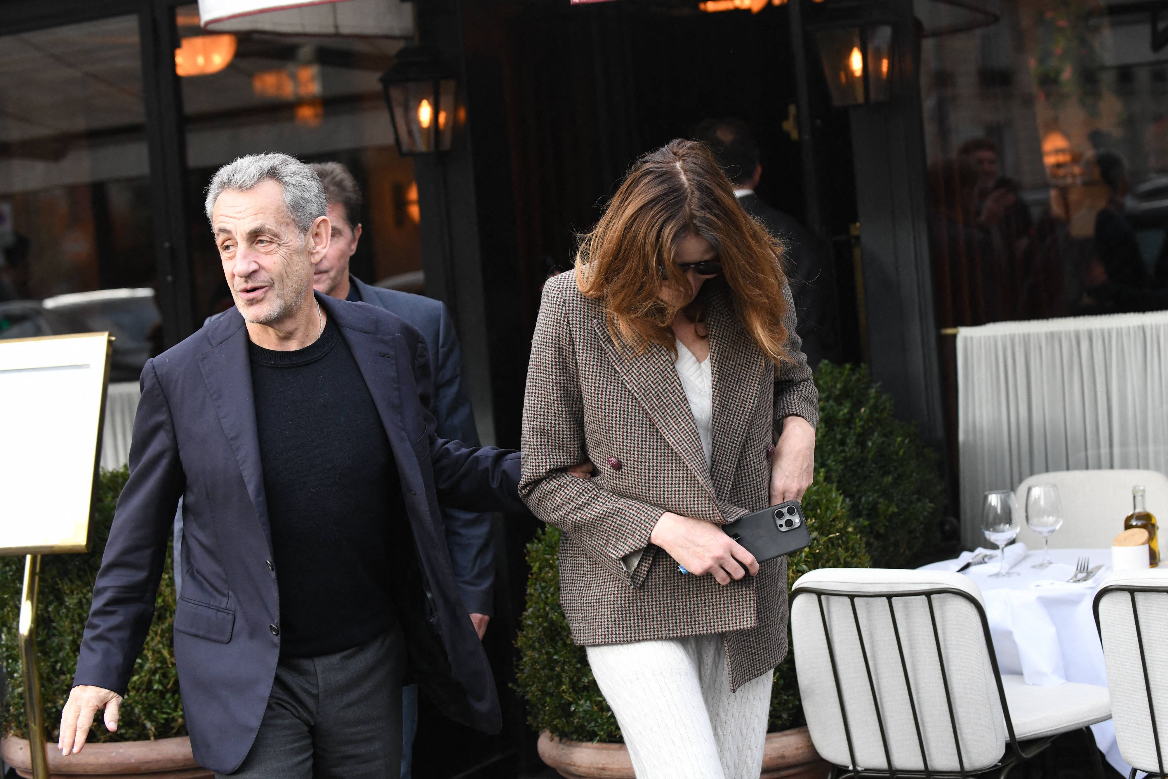 Nicolas Sarkozy und seine Frau Carla Bruni vor dem Edel-Restaurant Le Flandrin.