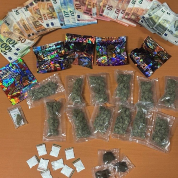 Bei den Mänenrn wurden mehrere Gramm Kokain sowie beinahe 150 Gramm Marihuana und Cannabisharz aufgefunden.