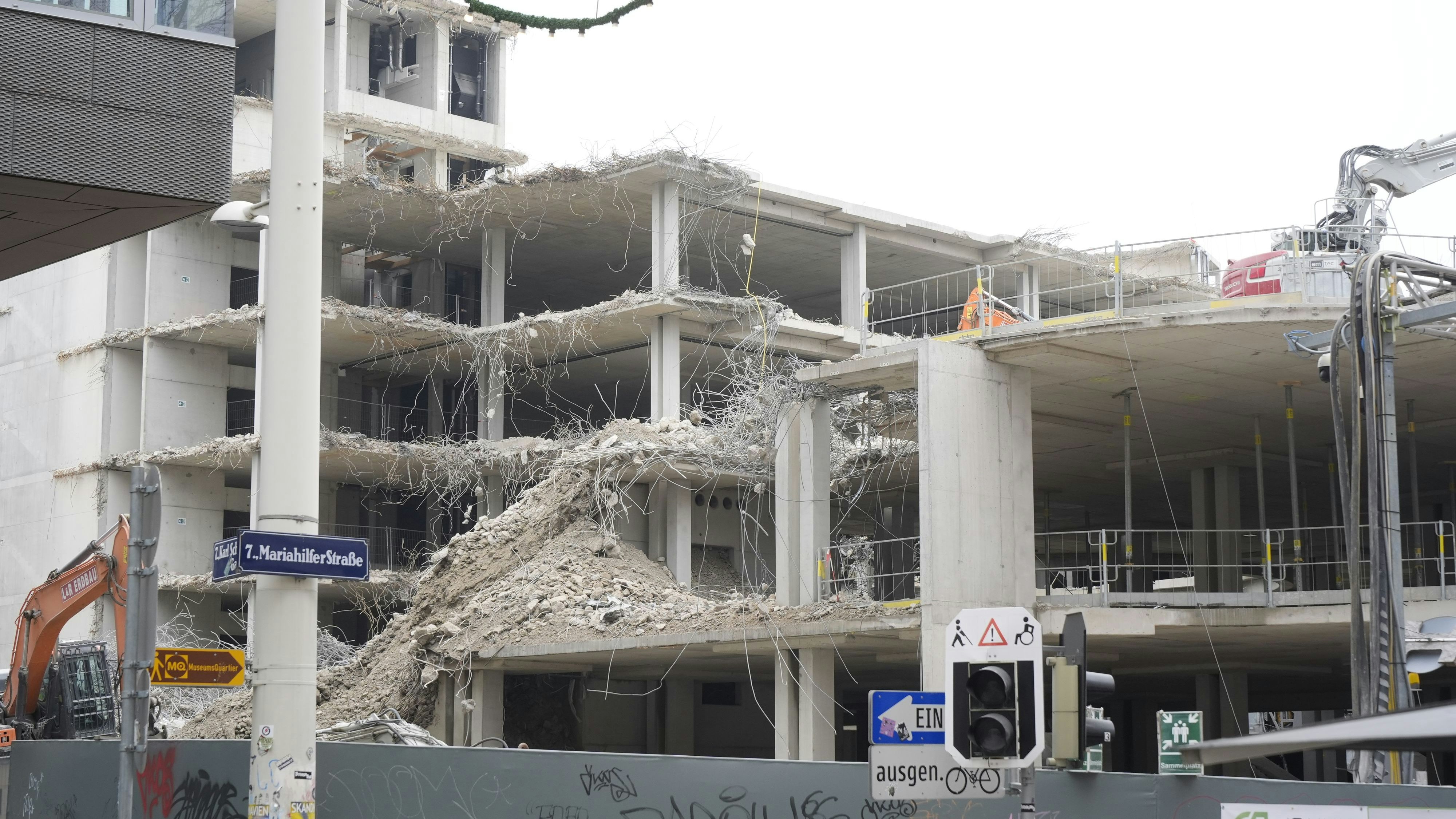 Heute.at - Drei Geschosse übrig – Benko-Ruine fast ganz abgerissen