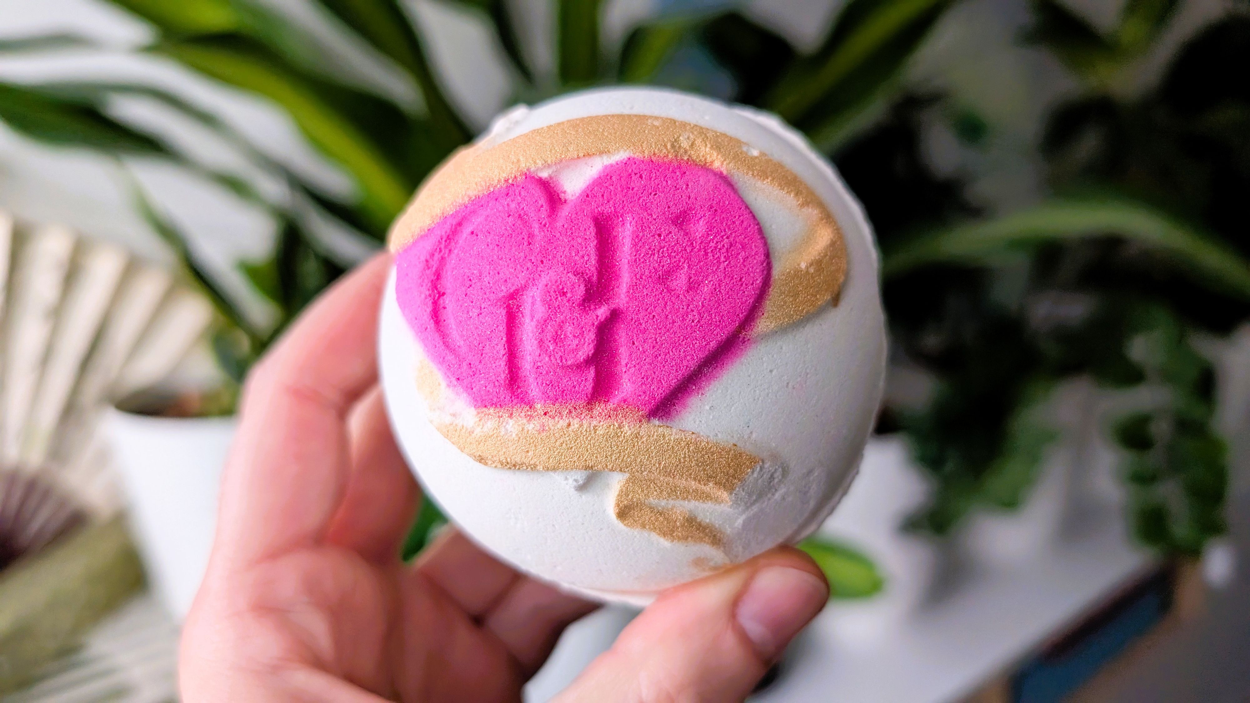 Mit der Glinda’s Wedding Dress Badebombe (11,50 Euro) hat Lush ein Produkt geschaffen, das fast zu elegant wirkt, um einfach nur im Wasser zu sprudeln.