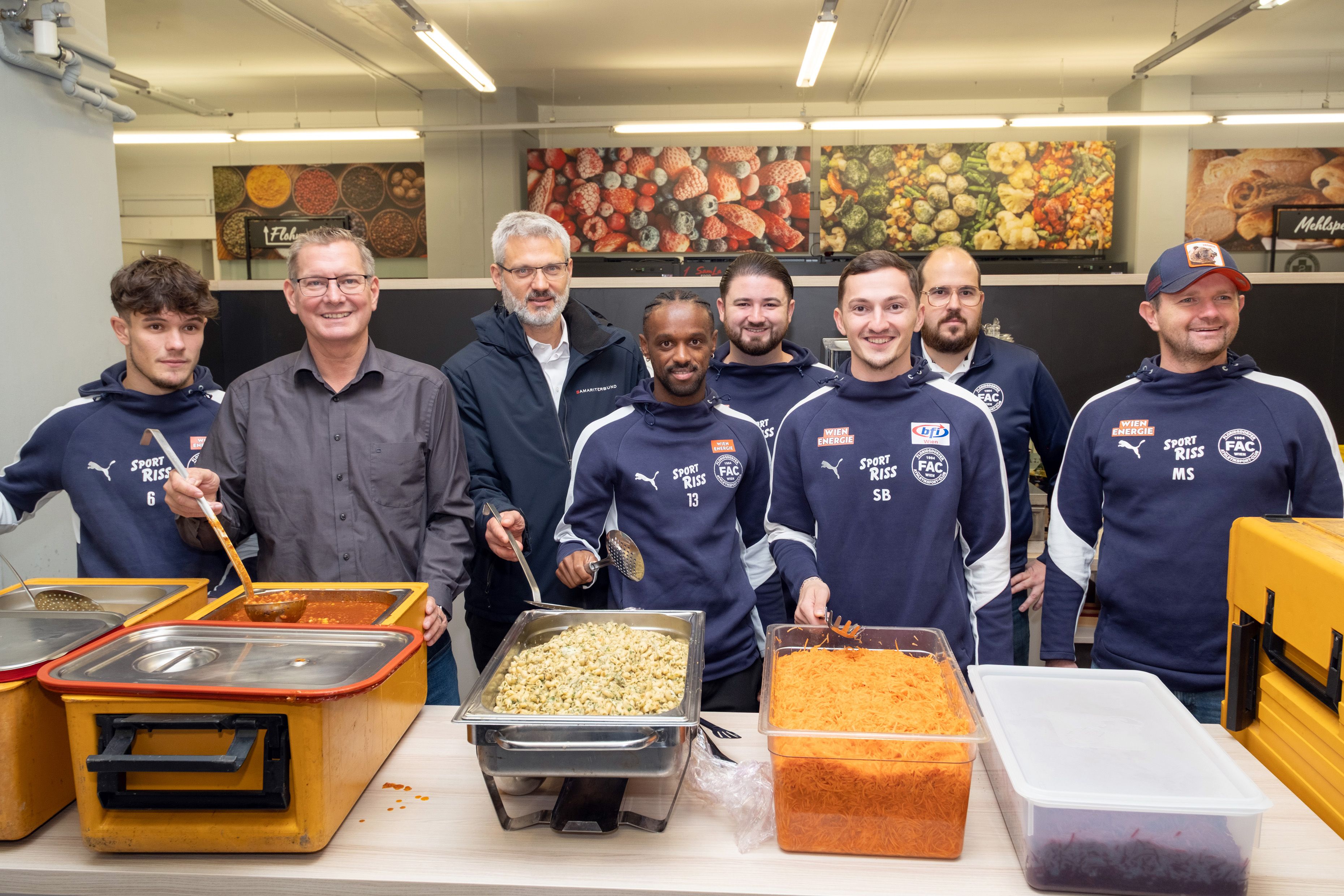 Bezirksvorsteher Georg Papai (2.v.l.) und das FAC-Team bei der Suppentopf-Ausgabe.