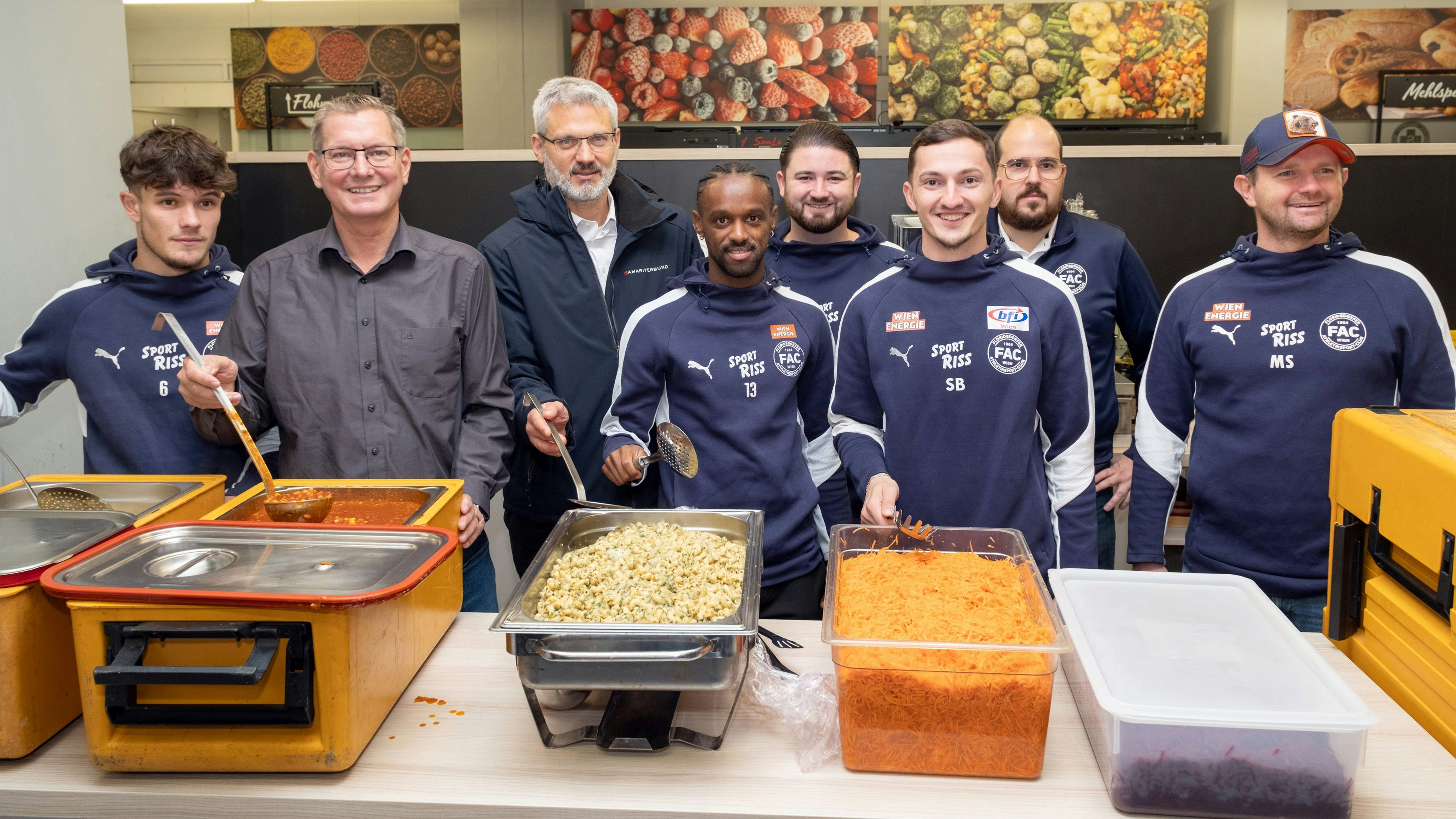 Heute.at - Für guten Zweck – FAC-Kicker verteilten warmes Essen