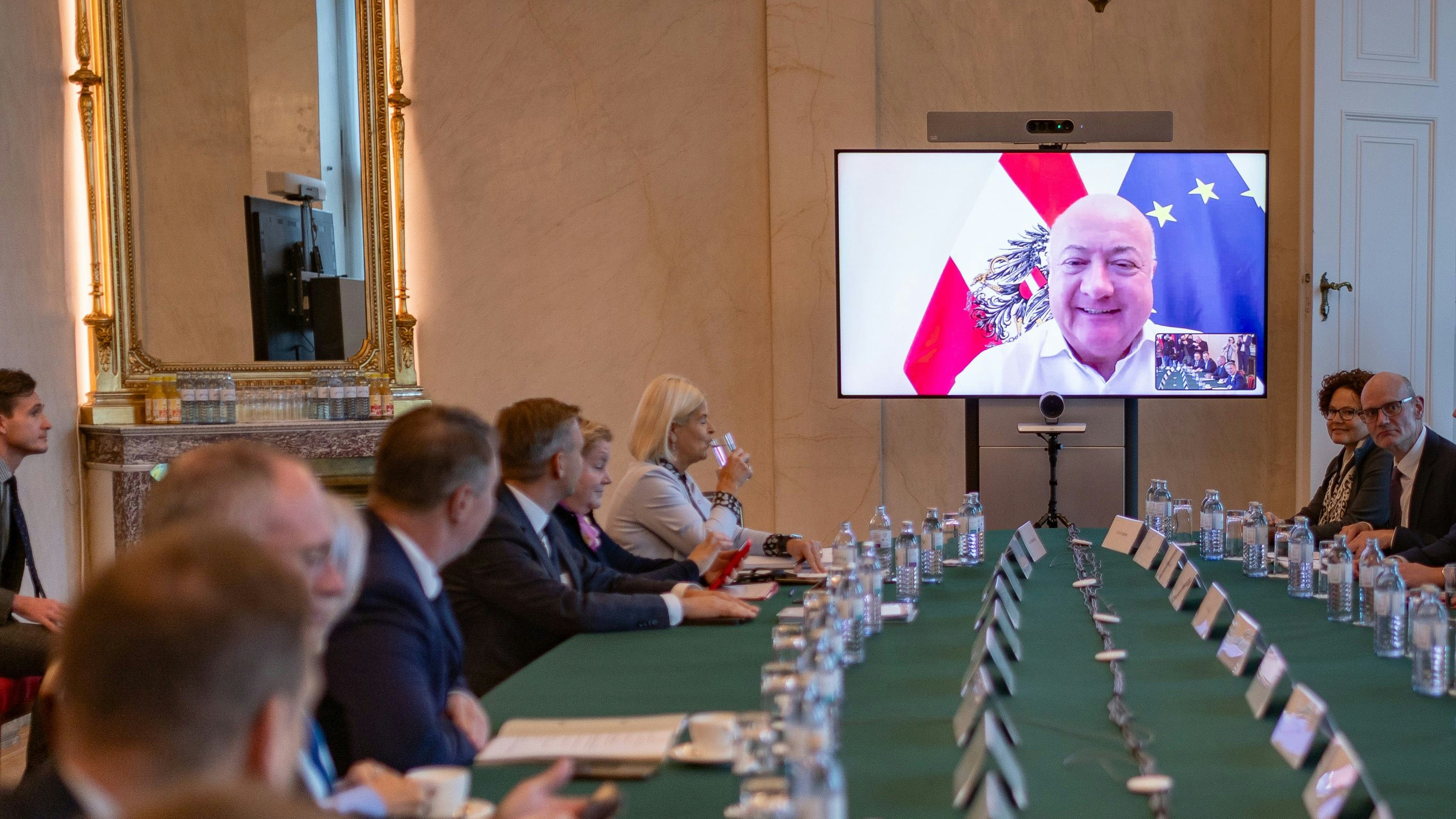 Heute.at - Das Foto: Hier arbeitet Kanzler Stocker im Home-Office