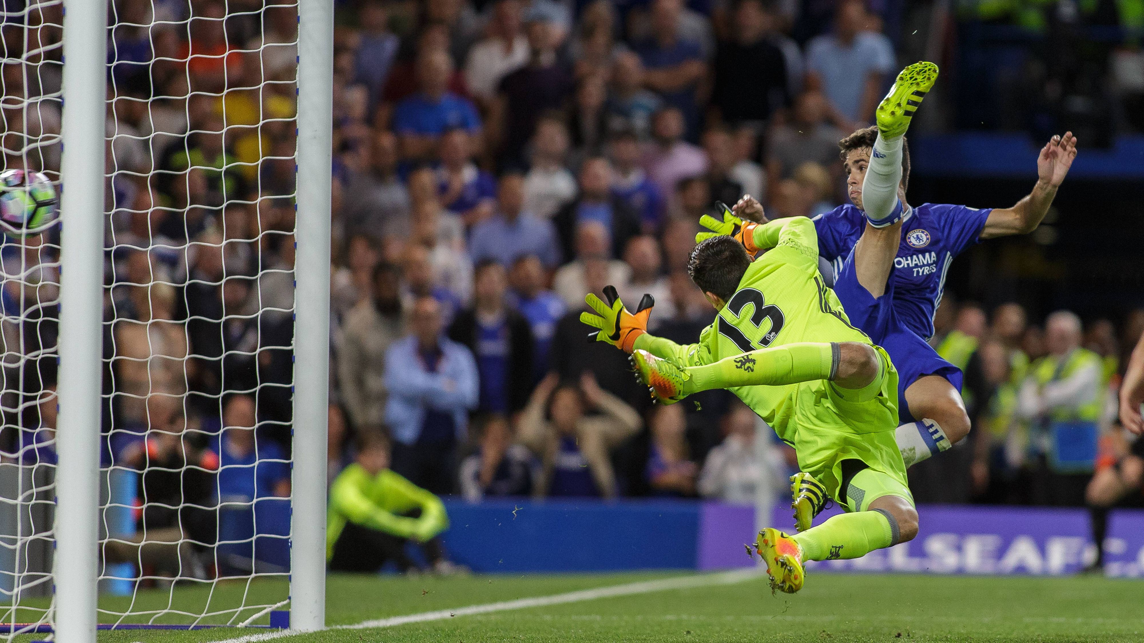 Oscar und Thibaut Courtois 2017 an der Stamford Bridge.