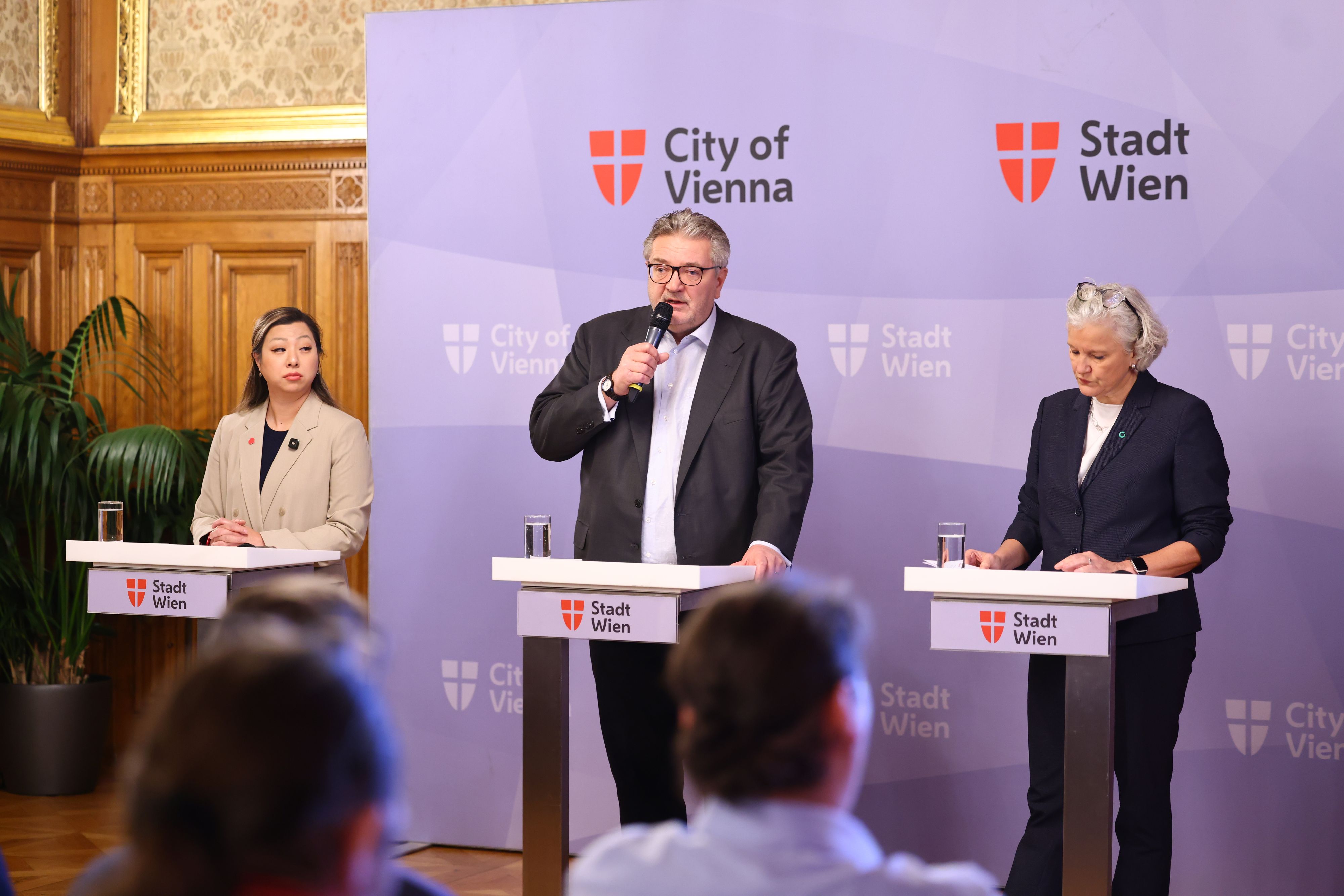 Gesundheitsstadtrat Peter Hacker (SP, m.), Neos-Gesundheitssprecherin Jing Hu (l.), ÖGK-Wien-Vorsitzende Agnes Streissler-Führer