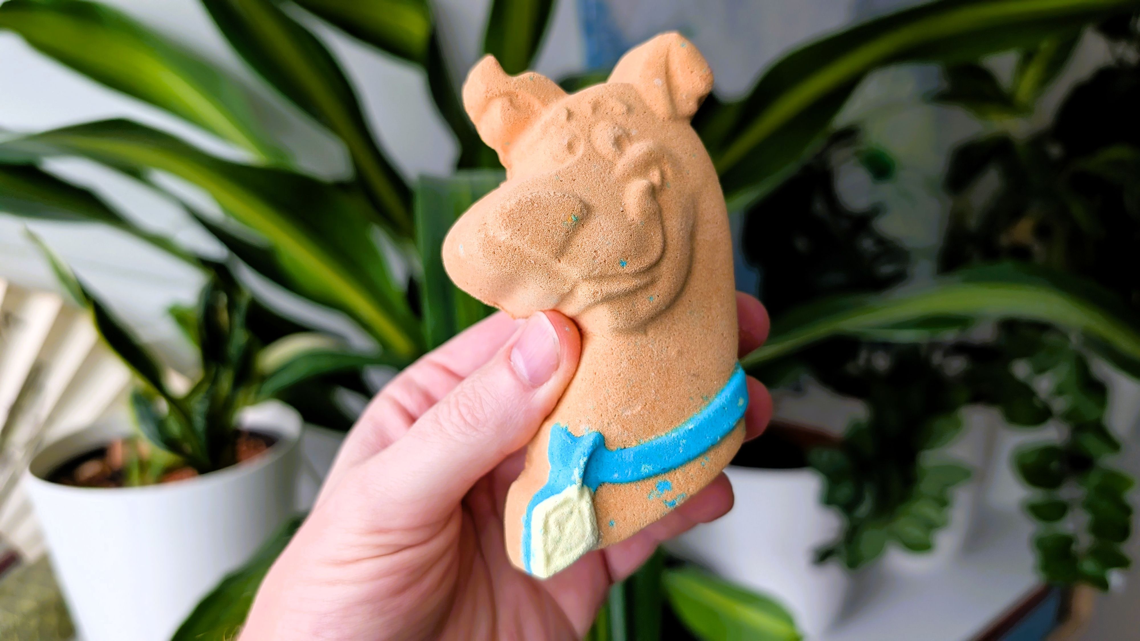 Ins Badewasser gelegt, entfaltet die Scooby-Doo Badebombe (8,50 Euro) ihr Schauspiel: knallgelb-grünes Wasser, frischer Limettenduft.