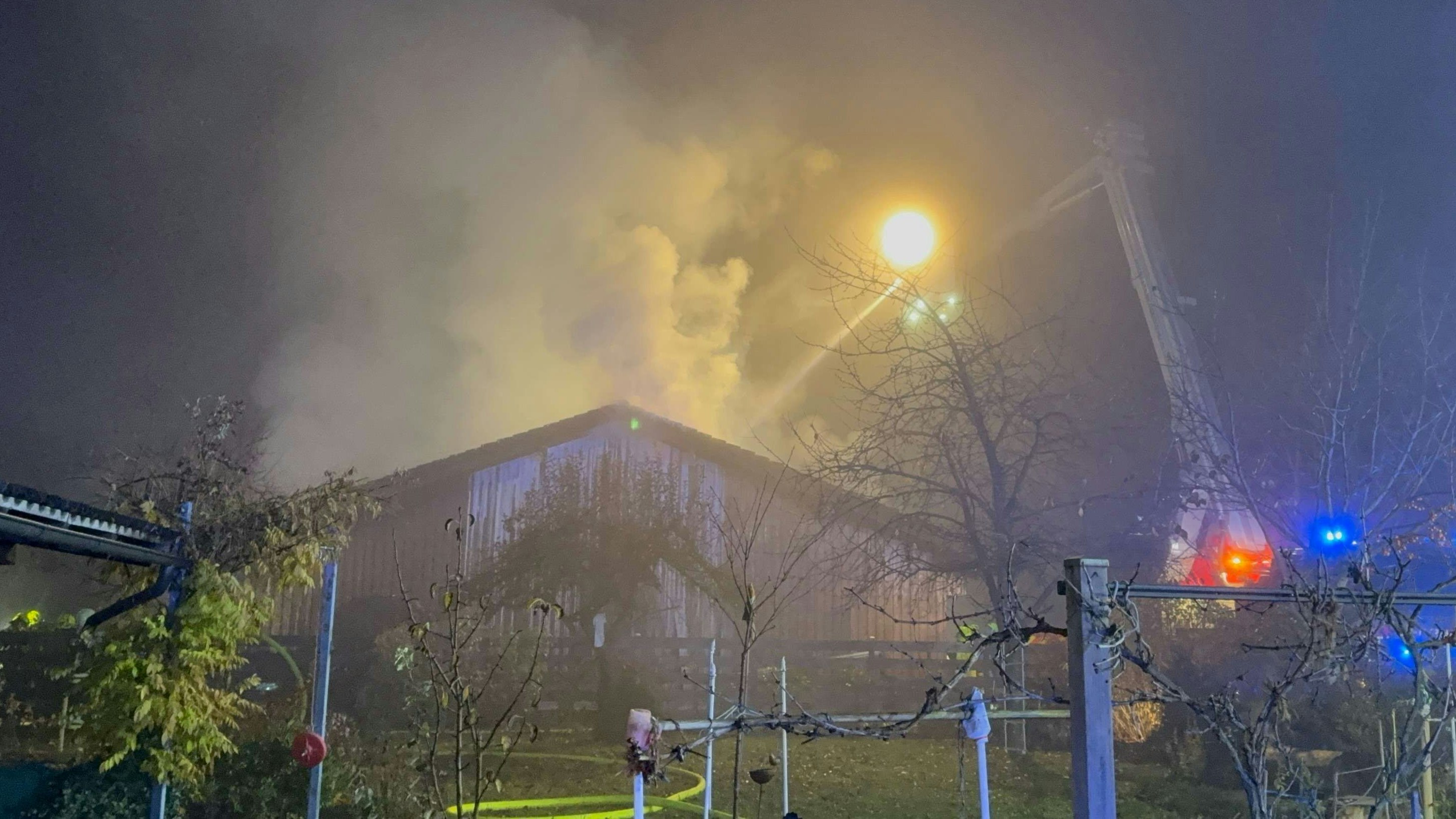 Heute.at - Lagerhalle geht mitten in der Nacht in Flammen auf