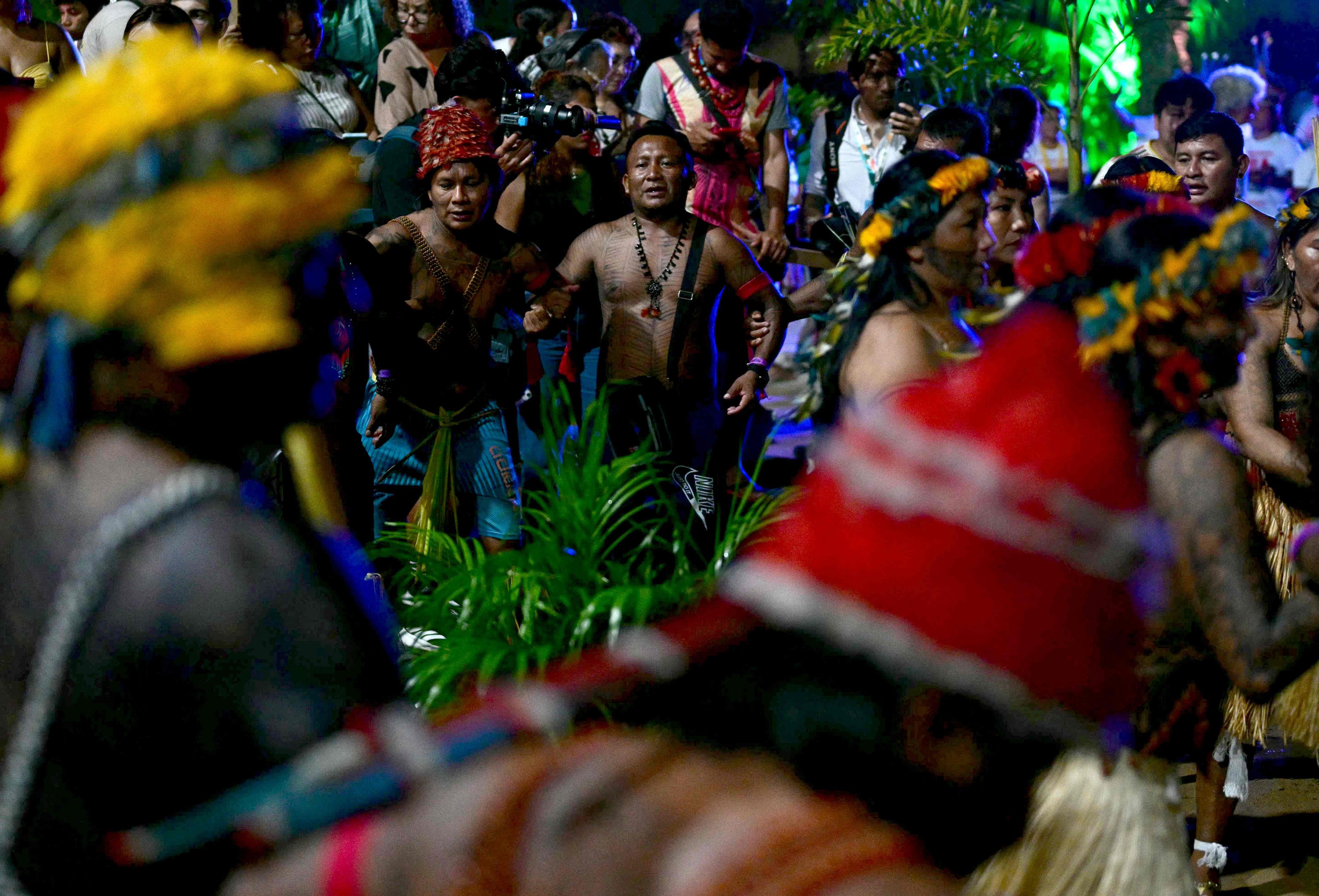 Heute.at - Aktivisten stürmen UN-Klimakonferenz in Brasilien