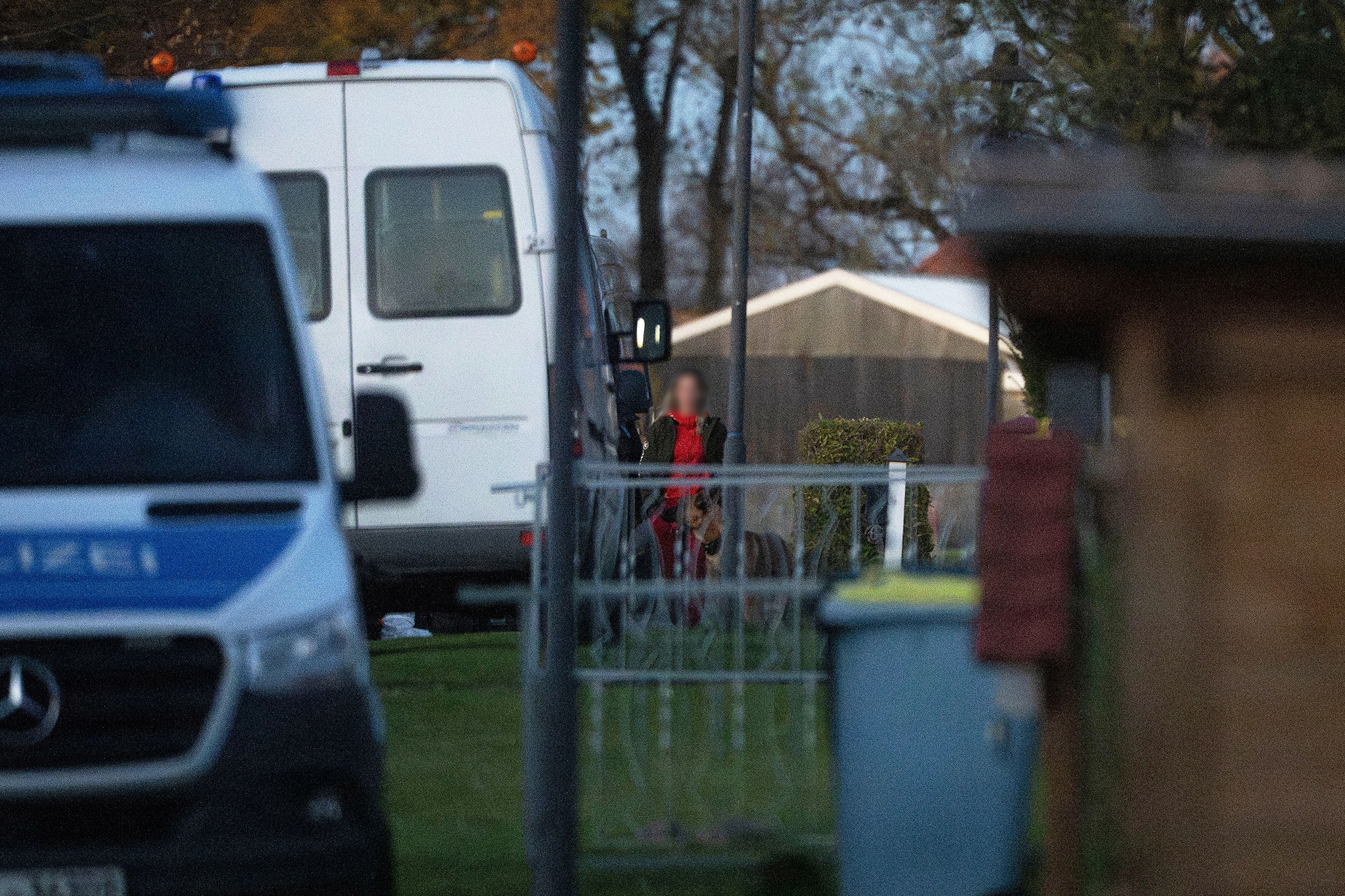 Die Tatverdächtige Gina H. ist vor ihrem Wohnhaus zu sehen. Knapp vier Wochen nach dem gewaltsamen Tod des achtjährigen Fabian aus Güstrow ist ein Haftbefehl wegen dringenden Mordverdachts gegen die Frau ergangen.