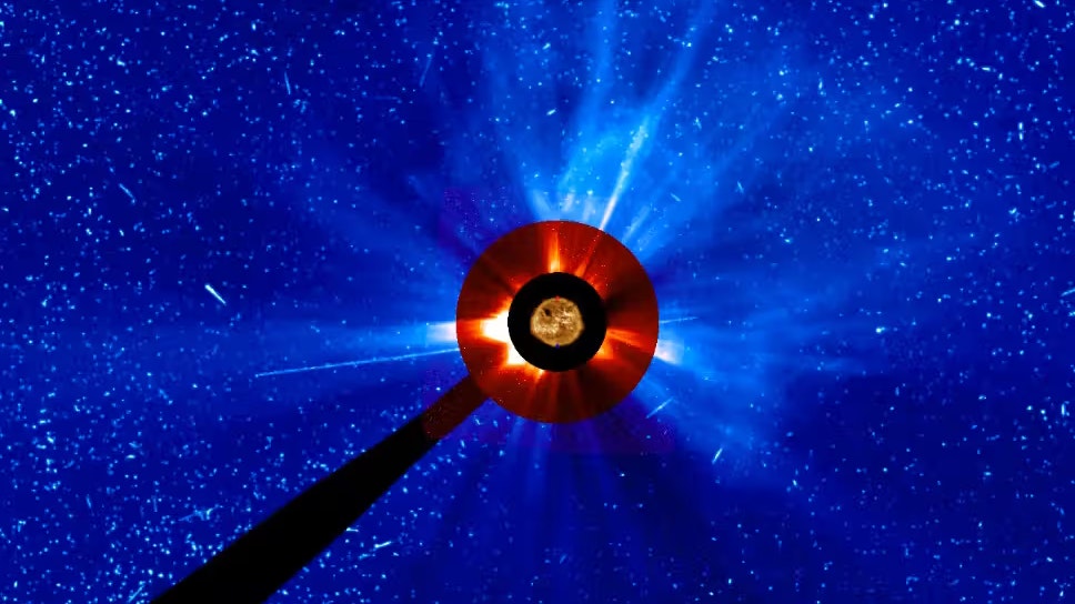 Diese Bildzusammenstellung zeigt den Moment nach der Eruption: In der Mitte die Sonne, im roten und blauen Bildbereich die durch den Koronografen registrierten Partikel in Weiss.