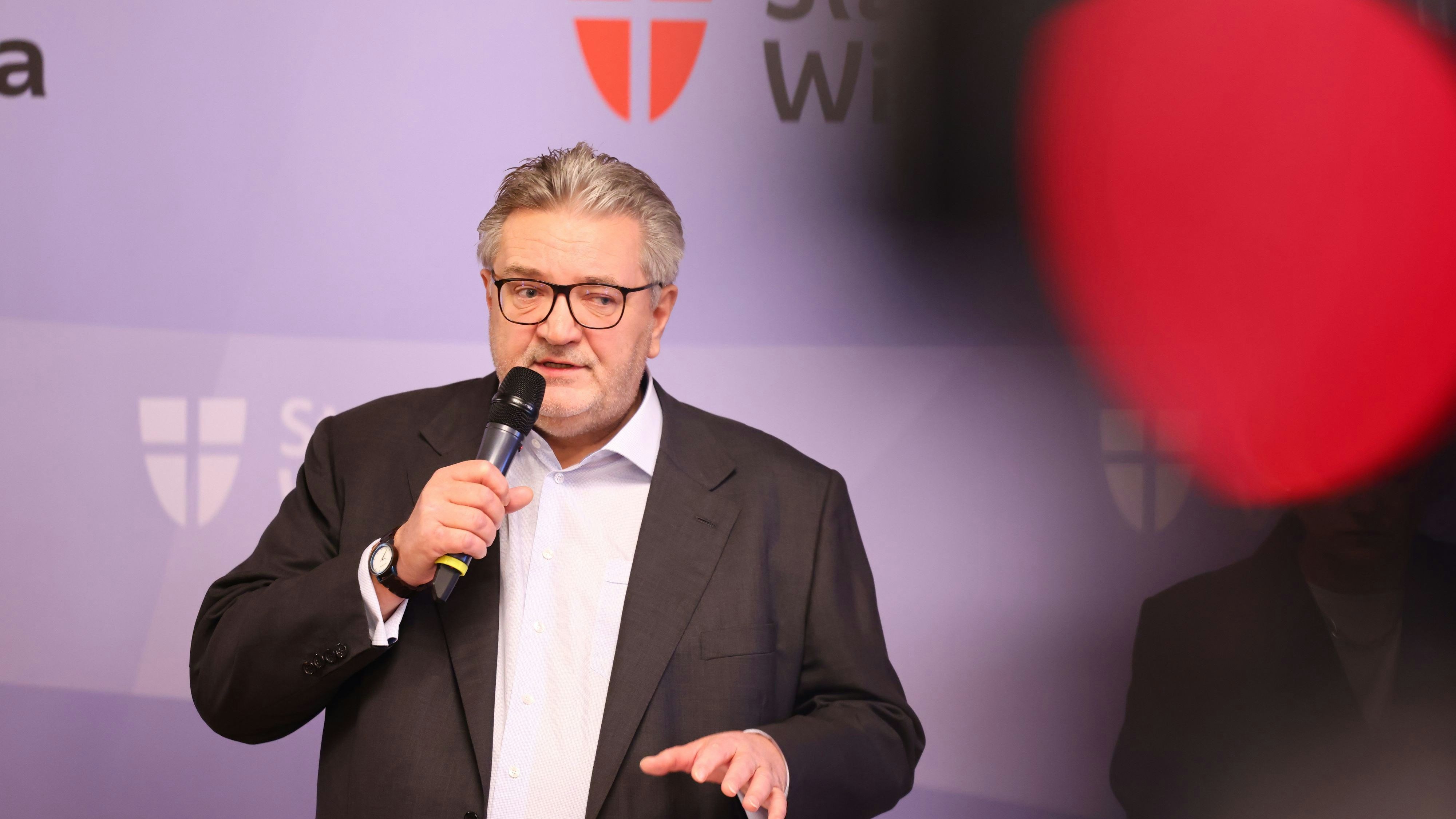 Gesundheitsstadtrat Peter Hacker (SP) legt im Gastpatienten-Streit nach. 