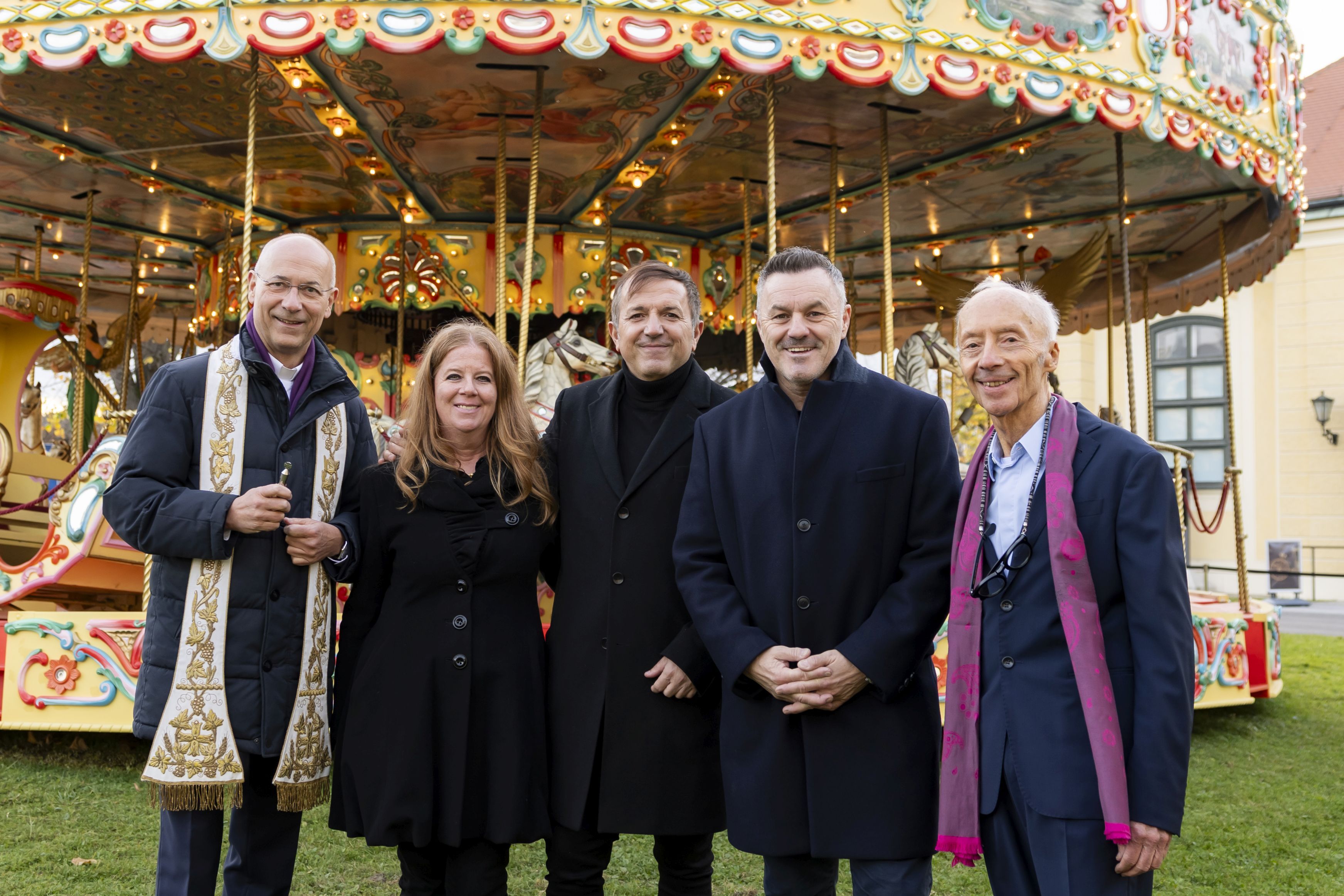 vlnr: Dompfarrer Toni Faber, Ehepaar Steinmetz (Gastronomen), Klaus Panholzer (CEO/Geschäftsführer Schönbrunn Group) und Architekt Manfred Wehdorn eröffneten das neue Fürstenkarussell Bistro&Café.