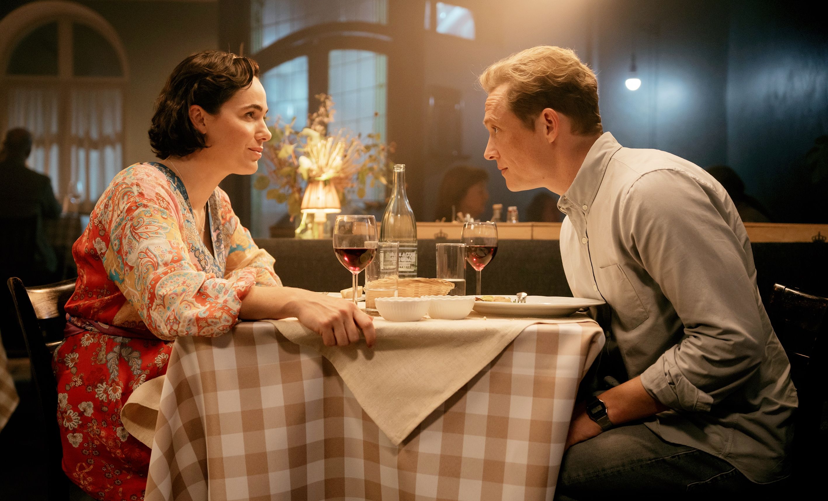 Verena Altenberger und Matthias Schweighöfer (v.l.) begegnen sich in der Roman-Verfilmung von 