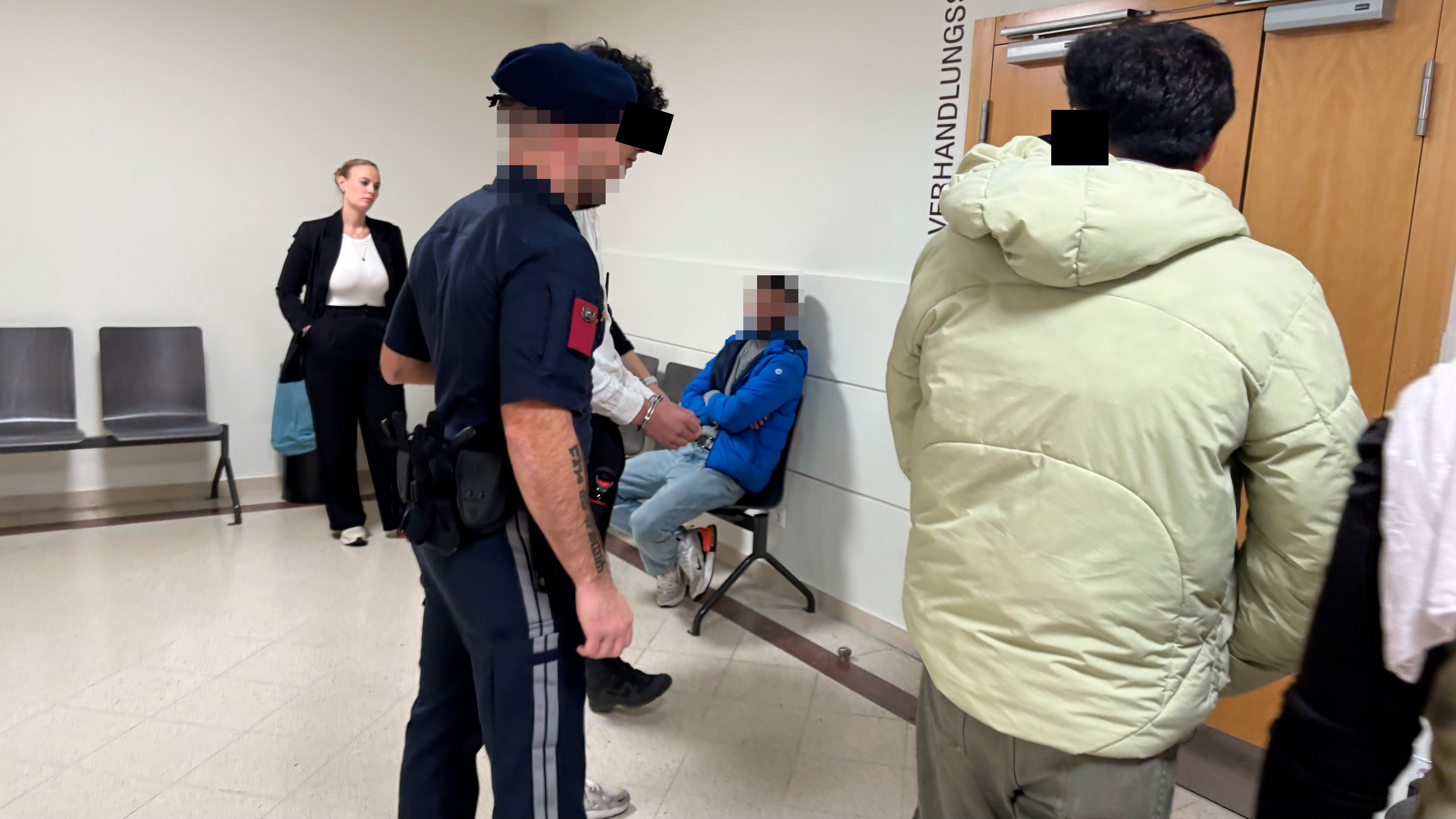 Die beiden angeklagten Syrer vor Gericht – in der Mitte der Zeuge, der bereits polizeilich gesucht werden musste.