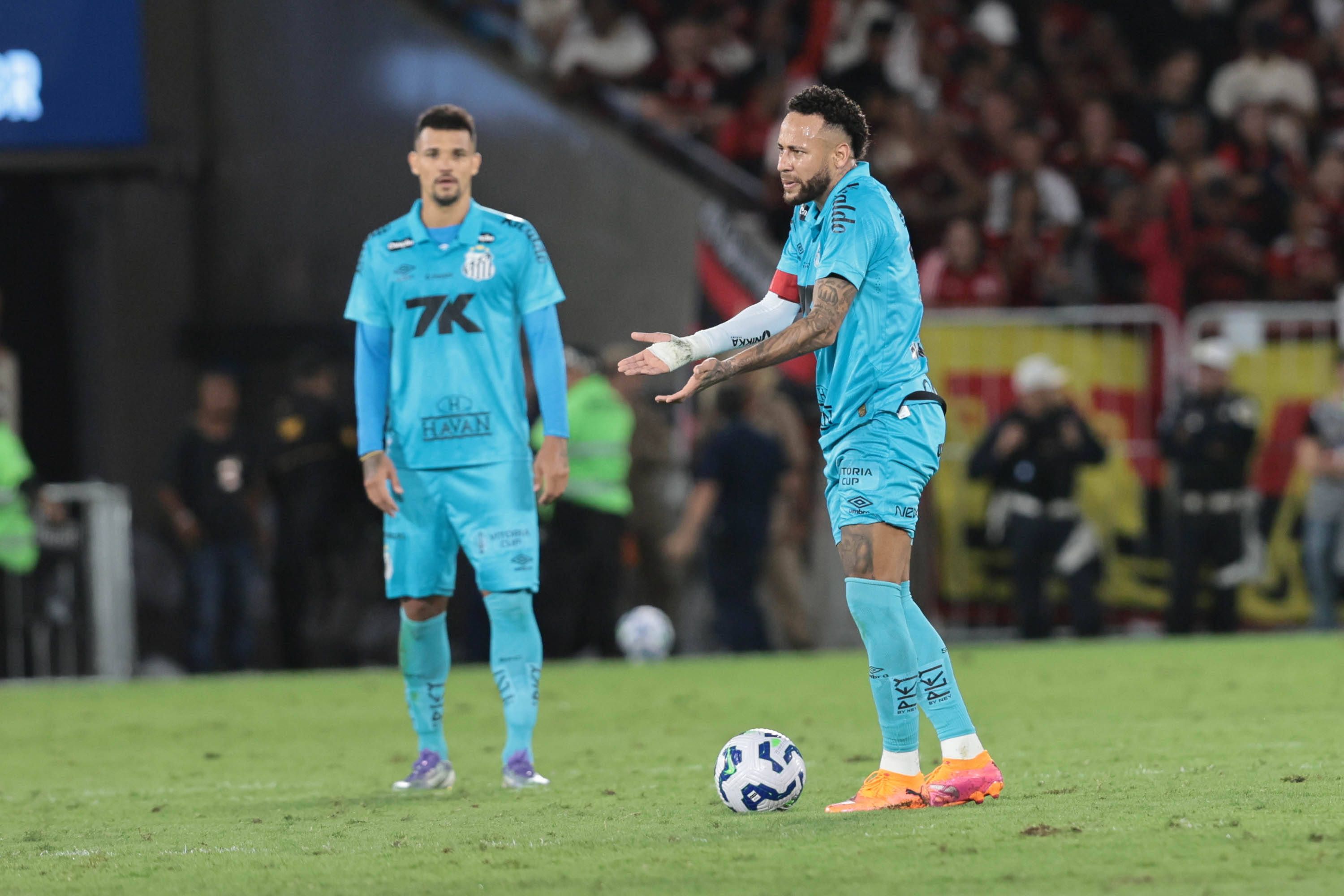 Neymar regt sich über seine Mitspieler auf.