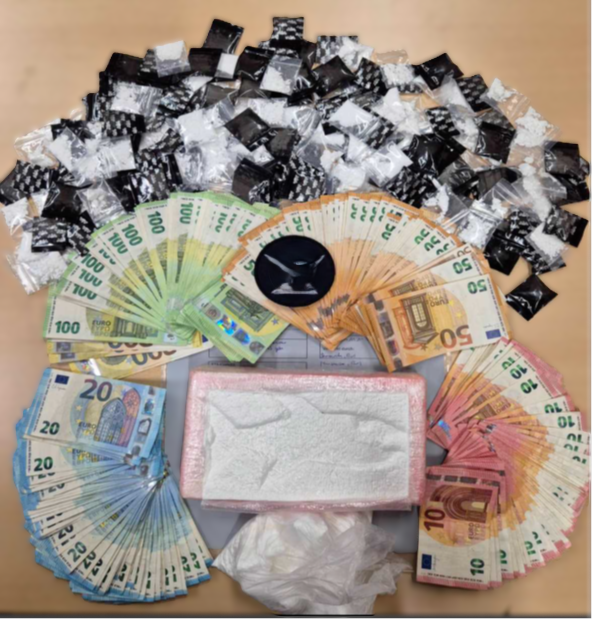 Es wurden Bargeld im niedrigen fünfstelligen Bereich und über 1,6 Kilogramm Kokain sichergestellt.