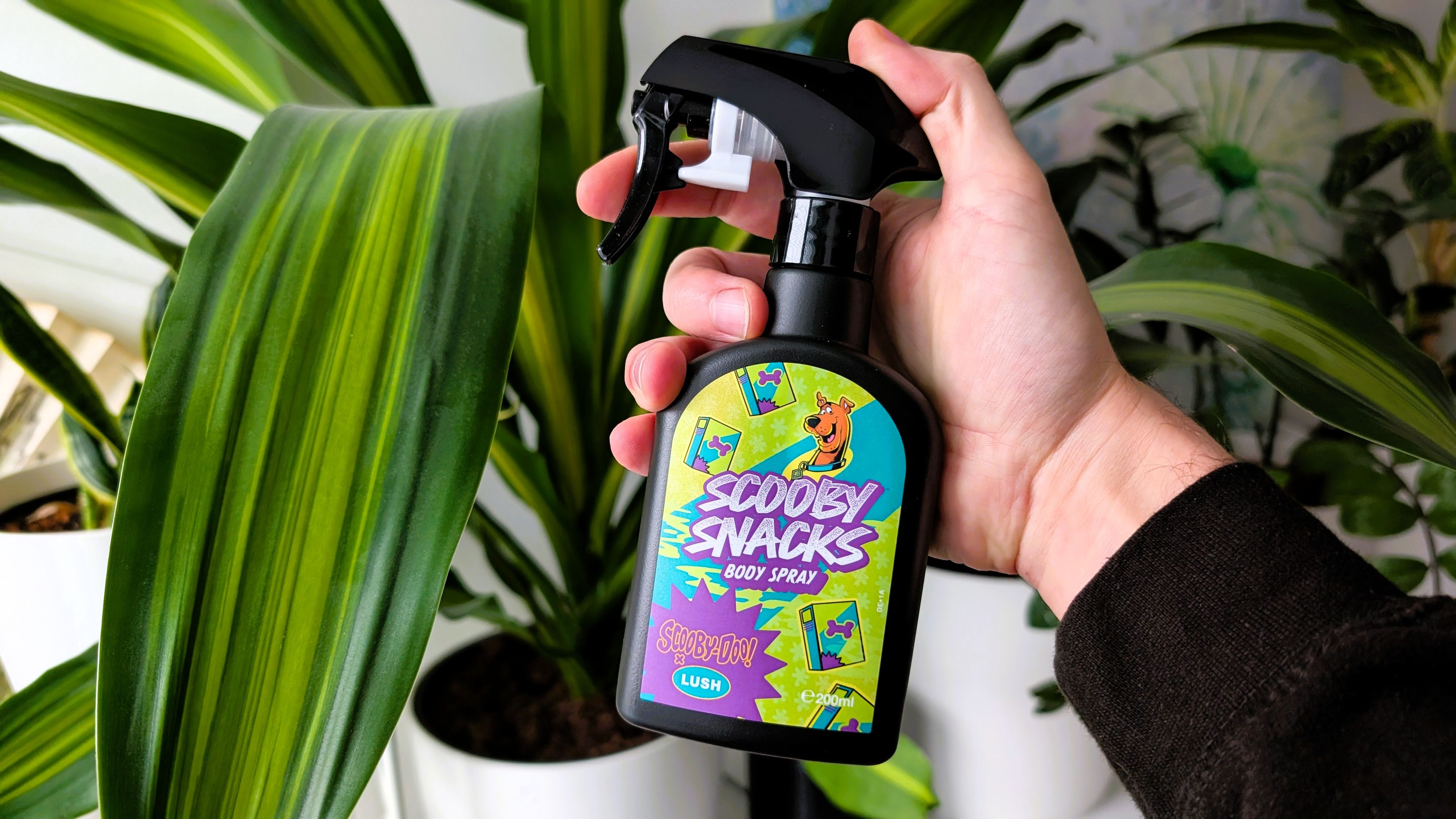 Das Scooby Snacks Body Spray (45 Euro) etwa ist der Duft, der am deutlichsten die Handschrift von Lush trägt: kräftig, laut und ohne Rücksicht auf Zurückhaltung.